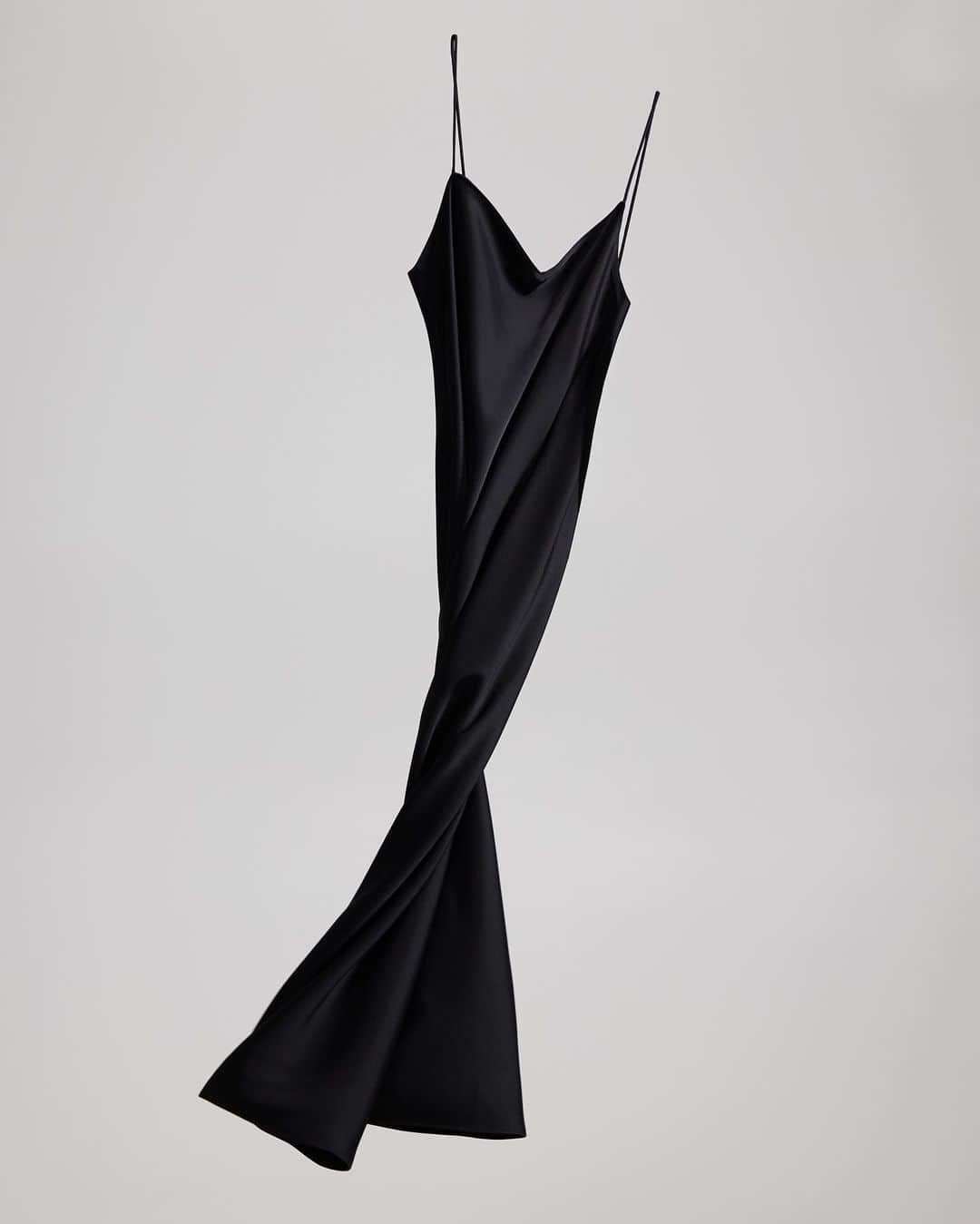 セオリーのインスタグラム：「Sensuous in satin, our minimalistic slip dress is equal parts sophisticated and effortless.」
