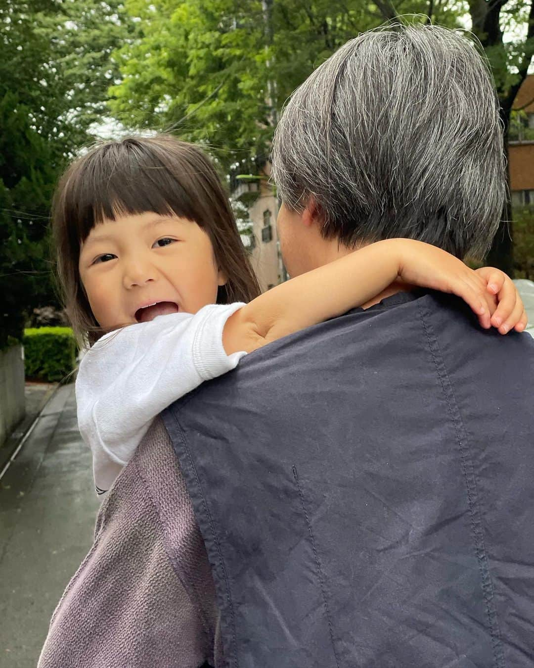 濱中鮎子さんのインスタグラム写真 - (濱中鮎子Instagram)「今日は父母独占！ 熱出すと必ず一皮剥けて成長するの、子供の不思議。  明日は私のお仕事に同行されます😂  #お嬢と父さん」5月15日 20時56分 - ayukohamanaka