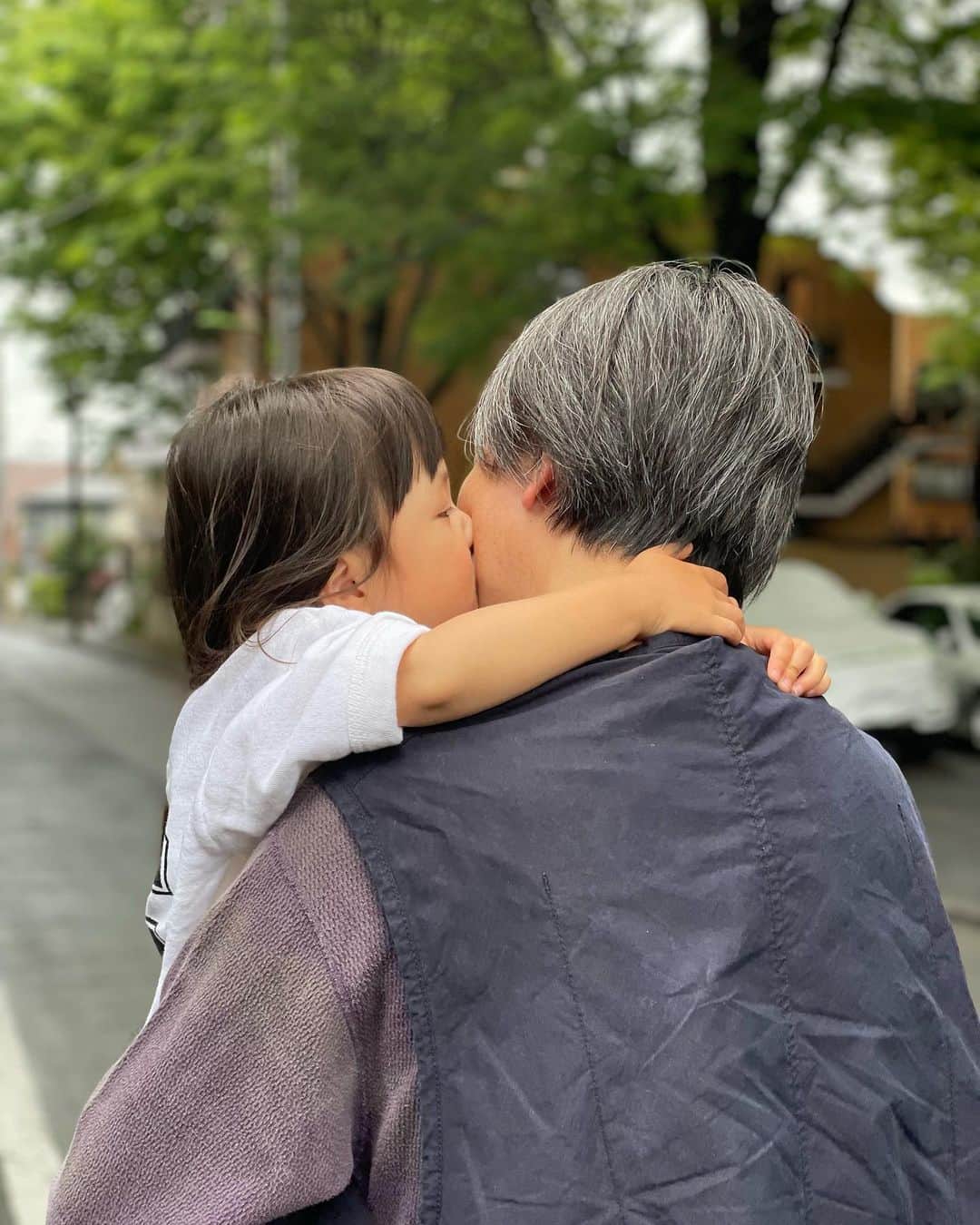 濱中鮎子のインスタグラム：「今日は父母独占！ 熱出すと必ず一皮剥けて成長するの、子供の不思議。  明日は私のお仕事に同行されます😂  #お嬢と父さん」