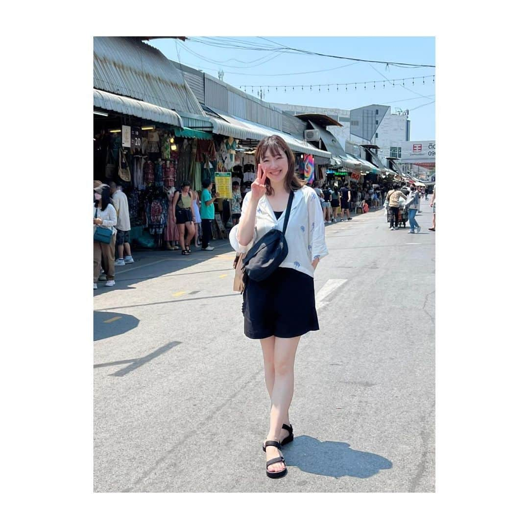 香音有希さんのインスタグラム写真 - (香音有希Instagram)「Chatuchak weekend market🇹🇭  地元の人に発音を聴くと チャッチュッチャって感じでした☺︎ 土日限定で開催される大規模な市場に先週連れて行ってもらいました☺️✨ いやー。 何でもある。 逆に何がないのか知りたいくらい何でもありました。 ご飯やさんのゾーン、衣料のゾーン、家具のゾーン、ジャングルみたいな造花ゾーン、最終的には仏像や噴水まで揃ってます🙏✨ それでも私が回れたのはまだ半分😂😂 ここを全部回るには2日必要✌️  是非土日を含むタイ旅行があれば遊んで頂きたいところです~🥰 お土産選びも楽しいです✨私もまた行きたい！！ クーラーが入ってる様な箇所は少ないので日陰を通って水分補給、休憩推奨です☑️ この日は驚きの39度🌞🌞www  水やジュース、最終的には氷で首や身体を冷やしながらぶらぶらしてました😂  最近は少し涼しくなってきて(35度ないくらい)(感覚おかしくなった)雨季が近づいてきてるのかなぁと感じます☔️ . . #タイ #タイ生活 #weekend  #Chatuchakweekendmarket #何でもある #楽しい #観光の人も地元の人も多いです #暑さ対策だけ気をつけて#🥹 #暑すぎて#タイで#ショートパンツ購入 #ミルクの綴りはmiruku」5月15日 20時56分 - kaonyuki_yukako