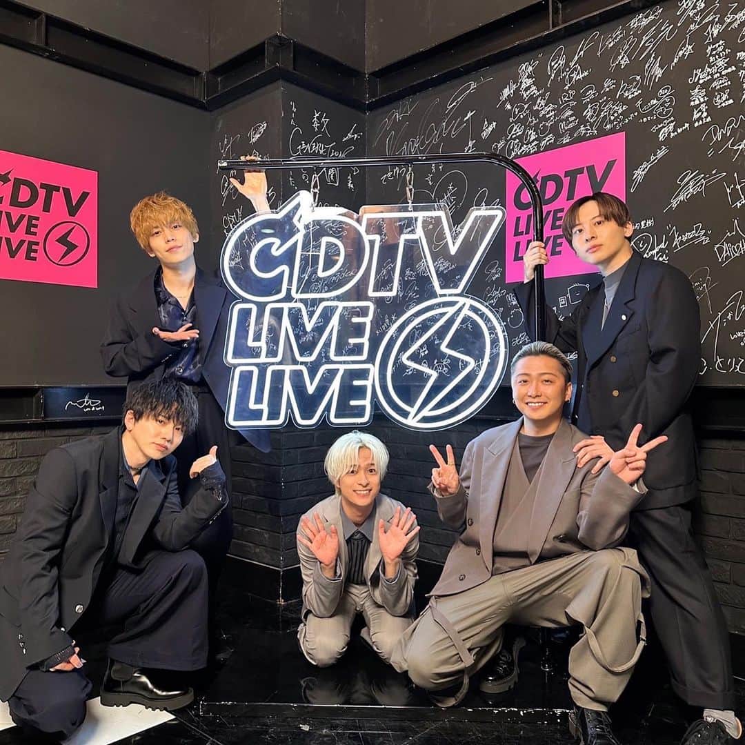大野雄大のインスタグラム：「CDTVライブ！ライブ！2HSP  ご覧下さった皆様、ありがとうございました✨  全力で届けさせていただきました。  ただ、、  ただ、本番の緊張に改めて弱いなぁと痛感しました。😭  決して調子が悪かった訳じゃないのですが、 緊張すると無駄に力んでしまうんです  限界に挑戦してるこのダンデライオンだからこそ 自分の納得いくレベルで皆様にお届け出来るようまたたくさん練習つんでいきたいと思います！！！  …落ち込んでいないです。  前向きです。  いや、、  凹んでいますが 前向きです！！！！  これからもDa-iCEを宜しくお願いしますっ！！  #cdtvライブライブ #da_ice #ダンデライオン #感謝 #悔しさがあるからこほ伸びると信じています #音楽が大好きだからこその悩み #改めてご覧いただいた皆様ありがとうございました」