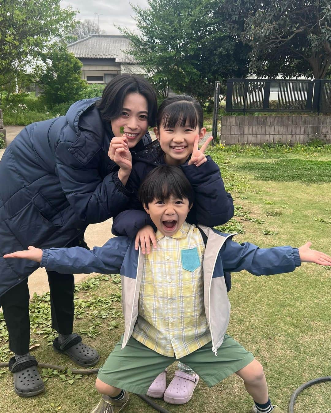 坂田梨香子さんのインスタグラム写真 - (坂田梨香子Instagram)「_  NHK夜ドラ『おとなりに銀河』 今日から第7週目突入です💫 全8週なのでもう７週目まできてることにびっくりしてます🥺  撮影のときに、 久我まち役の #小山紗愛 ちゃんと 久我ふみお役の#石塚陸翔 くんから 撮影の合間に見つけたという四つ葉のクローバーをもらいました🥹🍀🥺 馬門は淡々としておりますが この時ばかりは可愛さにニヤケまくってしまいました。完敗😂❣️ その時のオフショットです。 NHKにてよる10:45〜 月曜〜木曜まで今週も毎日放送です。  最後まで是非お楽しみ下さい🫰  #おとなりに銀河」5月15日 20時49分 - rikakosakata_official