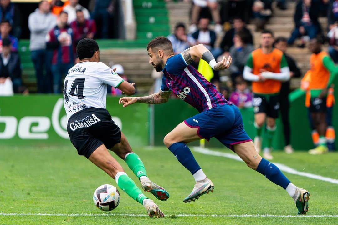 アルバロ・バディージョのインスタグラム：「Enfocados en lo que nos queda. Todos juntos armeros, mil gracias por el desplazamiento. Vamos a por ello. 🔴🔵⚔️」