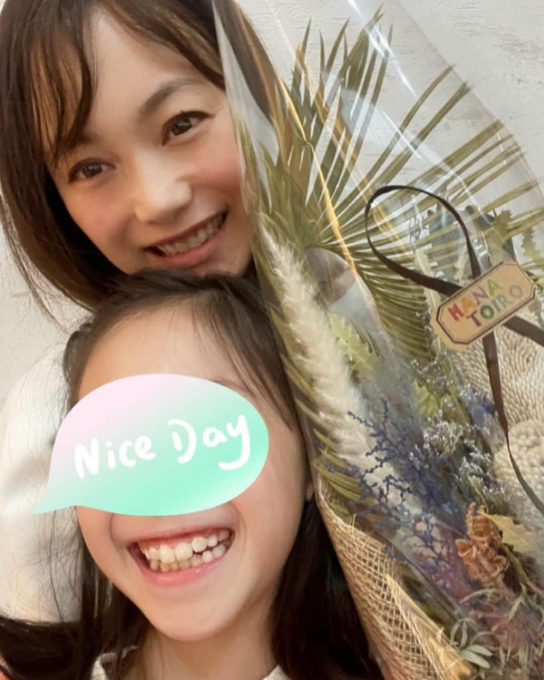 蛯原英里さんのインスタグラム写真 - (蛯原英里Instagram)「昨日は、母の日。  子供達からは ずっと飾れるドライフラワー💐 お手紙、似顔絵をプレゼントしてもらいました。  「まま、だいすき♡いつもありがとう♡」の言葉と似顔絵は、シンプルだけど 子供たちのまっすぐな気持ちが伝わってきて嬉しかった〜😭  私も姉と同時に母に テレビ電話をして 直接感謝の気持ちを伝えました♡  母の喜んでいた顔がまた嬉しかったー！ 照くさいけど、きちんと伝えるって 大切ですね✨  #mothersday  #いつもありがとう  #母にしてくれてありがとう  #感謝」5月15日 20時53分 - eriebihara