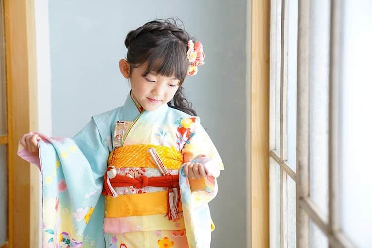 スタジオキャラット みなとみらい店のインスタグラム：「753撮影 ・ お着物とっても素敵だね👘 ・ _____________________ @caratt_minatomirai   #成人式 #成人式前撮り #成人式後撮り #成人式振袖 #kids #kidsphotography #jillstuart #makemehappy #1枚の写真から幸せな未来を作ろう #スタジオキャラット#キャラット#studiocaratt #スタジオキャラットみなとみらい店#みなとみらい#ワールドポーターズ#photostudio#写真スタジオ#横浜フォトスタジオ#桜木町#中区#新港#キッズフォト#キッズフォトスタジオ#kidsphoto#instagood#今しかない大切な瞬間を永遠のカタチに」