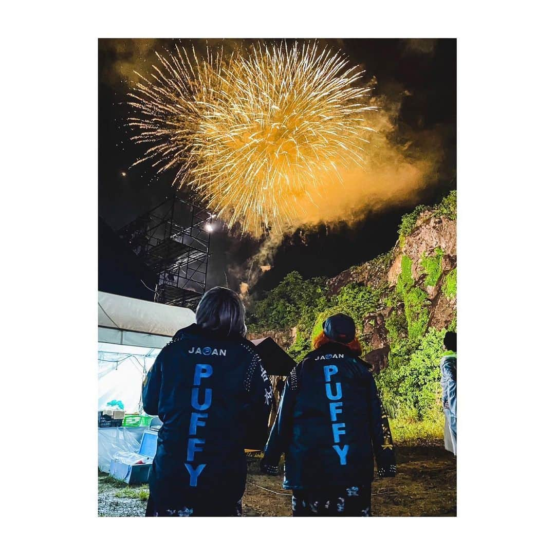 大貫亜美さんのインスタグラム写真 - (大貫亜美Instagram)「昨日は「岩船山クリフステージ#20 開催20回記念」に出させていただきました！！前々日にお誕生日を迎えた奥田民生先生ちゃんと、前日に27年目を迎えたアミユミとで、雨のクッソ寒いけどロケーション最高な岩船山でライブができて、レインコートに身を包んだ沢山のお客さんに観に来ていただいて、すぐそばに先生もいて、みんなでめちゃ盛り上がって花火まで上がって…色々あって忘れられない一日になりました！！！本当にありがとう☺️ #puffy #puffyamiyumi #奥田民生せんせい #岩船山クリフステージ #最高でした #寒い中観てくれてた皆様  #スタッフの皆様 #ありがとうございました #あまりにも寒かったので久々のドカジャン #民生さんとの思い出写真は #三浦さんから来るの待ってます #またこうして集まれますように #ところで岩船山って #いわふねやま？ #いわふねさん？」5月15日 21時05分 - ami_onuki