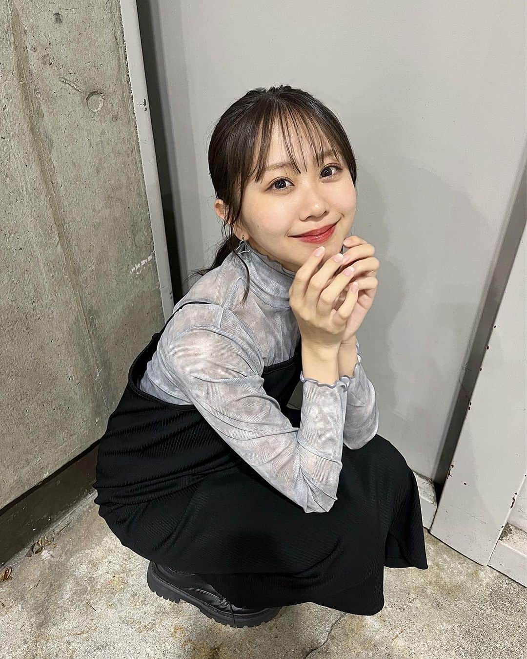 のインスタグラム：「流行りのスケスケのシアートップス！ 1個持っときゃ何とかなるやろと思って、とりあえず買ってみました🛒笑   かわいいんです😚     ポーズが思いつかんくてひたすら顔に手を添えてます🤝🏻笑    #ootd#ootdfashion#シアー#シアートップス#キャミワンピ#キャミワンピース#大人カジュアル#カジュアルコーデ#大人カジュアルコーデ#春服コーデ#春服#春コーデ#grl#gu#プチプラコーデ #トレンドコーデ#高身長コーデ#NMB48」