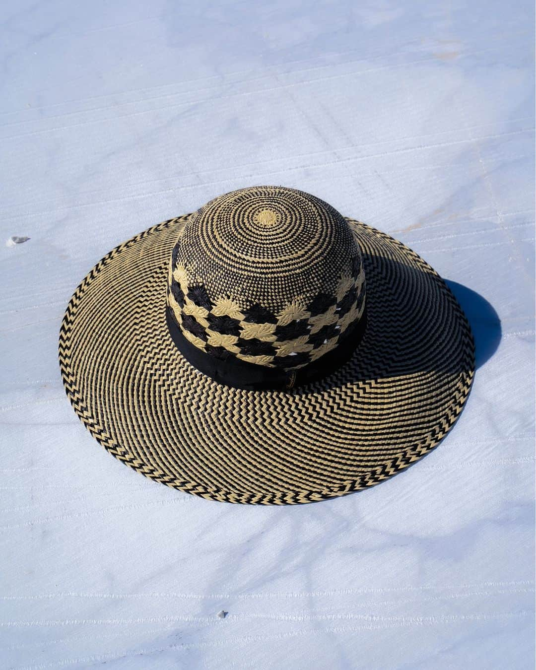 ボルサリーノさんのインスタグラム写真 - (ボルサリーノInstagram)「Sunkissed black & cream optics. The new Borsalino #ss23 handcrafted Panama hat with a round dome, wide brim & the mastery of #sunkissed optical black & cream patterns is sure to be one of our new season highlights. Shop this favorite & discover the newest collection highlights now on www.borsalino.com  Brand Curator @giacomo9838 Ph: @andreaschiavini  #hatlover #Panamahatlover #BorsalinonPanamahat #Borsalinohat #artiginalaccessory #BorsalinoWorld #springessentials #blackandcream #stylishaccessories」5月15日 21時00分 - borsalino_world