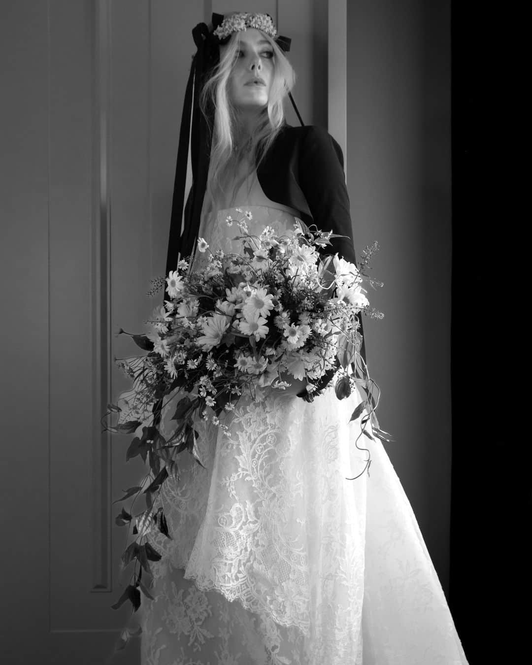 ヴィヴィアン・ウエストウッドさんのインスタグラム写真 - (ヴィヴィアン・ウエストウッドInstagram)「2023年のMET GALAのテーマ「Karl Lagerfeld: A Line of Beauty」に合わせた、エル・ファニングのドレス。このドレスはカール・ラガーフェルドが過去のショーにおいて、その締めくくりで発表したブライダルルックに着想を得て制作されました。その特徴は、パリで発表されたVivienne Westwoodのコレクションでもみられるものでした。  “彼はいつも自分の意見を言う人でした。センスのあるユーモアとセルフ・アイロニー、そして服作りの技術に対する、途方もなく献身的な姿勢を持っていました” -ヴィヴィアン・ウエストウッド ＆ アンドレアス・クローンターラー ⁠ Photographed by Chloe Rosey⁠ Styling by @samanthamcmillen_stylist⁠ Headpiece by @stephenjonesmillinery  #MetGala  #VivienneWestwood #ヴィヴィアンウエストウッド」5月15日 21時00分 - viviennewestwoodjapan