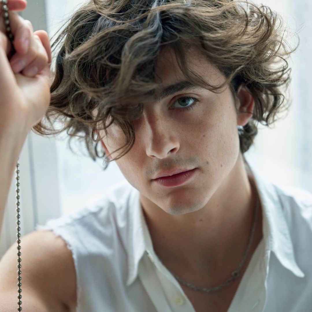 Vogue Beautyさんのインスタグラム写真 - (Vogue BeautyInstagram)「EXCLUSIVE: Timothée Chalamet (@tchalamet) is the new face of @chanelofficial's men’s fragrance. If Chalamet has his French father to thank for his signature laissez-faire curls, then he owes his nose for fragrance to his American grandmother. “I remember her giving my sister Chanel No. 5—I think it was for my sister’s birthday—and she had this little Chanel purse too,” he says of his late grandmother, who lived in the same Hell’s Kitchen apartment building Chalamet grew up in. “She was a very, very elegant lady in the best sense of the word—subtly elegant and not for show.”   At the link in our bio, in an exclusive interview, Chalamet opens up about his new project, his beauty routine (including, yes, the story behind his signature hair), and more.」5月15日 21時01分 - voguebeauty