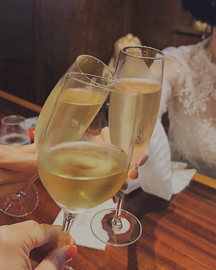 川島幸美のインスタグラム：「NomaとまきちゃんとBabyアリちゃんと念願のスパニッシュランチ🥘 横浜のISABELAへ❤︎  PICASSOや岡本太郎、そしてNOMAの旦那様KimさんのARTに囲まれた貸切りダイニングで、 一皿ずつ丁寧で心のこもったスパニッシュを堪能したよ😍  メニューのイラストのかわいさや ゲストに宛てたお手紙など、ISABELAさんの心温まる おもてなしが味覚にもハートにも沁みました❤️  NOMAが着てくれるこの日のレースブラウスは 7〜8年前に作ったAULAのデザイン✨ ずっと大切にしてくれてありがとう🤍🤍🤍 私もこのブラウス大好きで、 ブラックとホワイト持ってる笑  楽しい時間って早いね.... まだまだ話したいこと色々あったよ🤭  4枚目アリちゃんが投げキッスしてくれるよ💋 可愛すぎ😍」