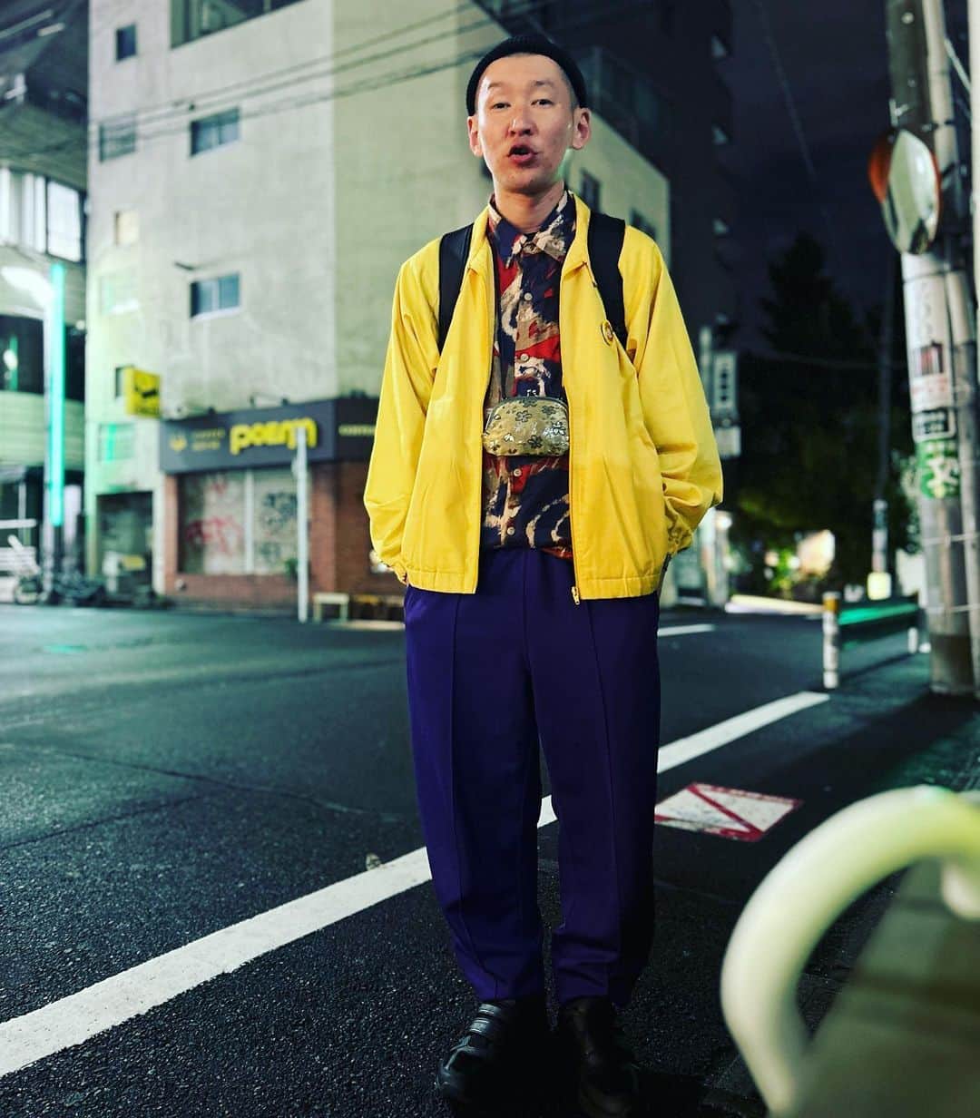 市川刺身さんのインスタグラム写真 - (市川刺身Instagram)「今日の服装。 早起き横浜行ってから渋谷でライブ。 総武線折り返しでちょい寝。  ロンTにお客様から贈って頂いたGOOUCHのシャツに十四才の黄色のスウィングトップ。 高円寺で購入した名作superstarのジャージ。 DUNLOPの靴に黒のROTOTOのニット帽に金のがま口mont-bellのメッシュリュック。  昨晩なかなか寝付けず震えながらの早起き電車も座れず電車も遅延で喰らったけど横浜のさくらももこ展に同期のレインボーのジャンボと猫塾の酒寄と行ってじっくり笑いながら鑑賞大満足。 心が喜んでた。また読み直したくなった。 さくらももこ先生あなたに笑わされて影響されて大好きなコジコジの世界の一端を担わせて頂いたりもしました。 もっと頑張って面白くなりたいなぁと思いました。 ライブ終わって高円寺戻ってきて道端に携帯置いて撮りました。 どんな顔してんだよ。 さくらももこ先生ありがとうございます。  #今日着た服 #ファッション #古着 #横浜 #さくらももこ展  #とても良かった」5月15日 21時03分 - soitsudoitsu