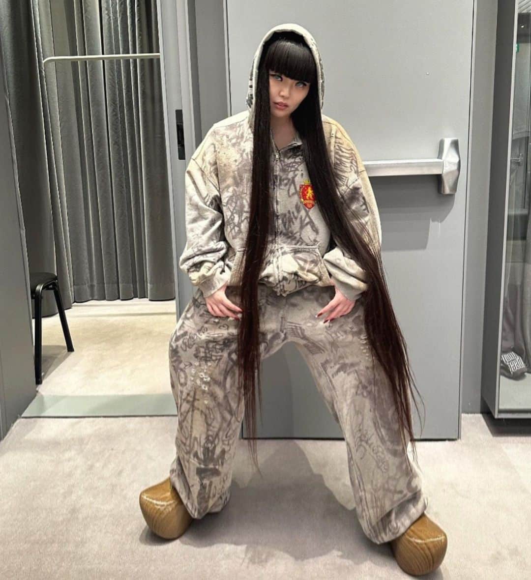 森山穂乃香のインスタグラム：「@balenciaga #Balenciaga  Do you wanna use the fitting room?🚪😈👿😈👿😈」