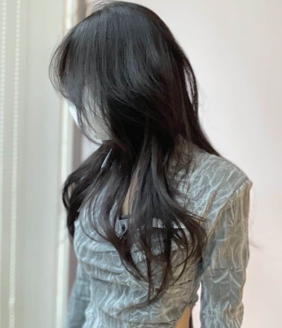 原涼香のインスタグラム：「#레이어드컷 🖤 巻いても巻かなくても可愛い人気STYLE🎀 ㅤㅤㅤㅤㅤㅤㅤㅤㅤㅤㅤㅤㅤ オススメmenu ⚫︎カット ⚫︎プレミアムケアカラー ⚫︎HITAトリートメント ㅤㅤㅤㅤㅤㅤㅤㅤㅤㅤㅤㅤㅤ ㅤㅤㅤㅤㅤㅤㅤㅤㅤㅤㅤㅤㅤ  ㅤㅤㅤㅤㅤㅤㅤㅤㅤㅤㅤㅤㅤ #SHIMA#韓国ヘア#韓国スタイル#レイヤーカット#ワンホンヘア#ワンホン#ダークトーン#網紅#初カラー#暗髪#ベージュカラー#ラベンダーカラー#グレージュ#オリーブカラー#透明感カラー#銀座美容院#銀座美容室#美容師#시스루뱅#레이어드컷#koreanhair」