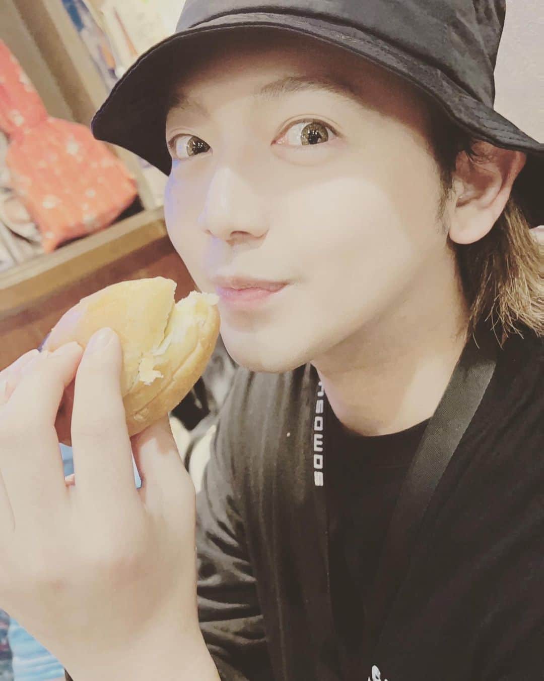 たくぽんのインスタグラム：「やほーっっ！ そしてそして、#消費者月間　#PR の 第二弾投稿です✌︎('ω'✌︎ ) ・ 写真は手作りハンバーガーを ドヤ顔でこれから食そうとしてる ワンシーンになります😂笑 ・ よく自炊をするんだけど 友達やマミーからレシピを教えてもらったりもするけど 今の世の中は便利で SNSやネットを通してレシピをGet出来るから 毎度、料理が楽しいのです😆  色々なことがデジタルになってる現代 難しいこともたくさんだけれど ちゃんと向き合ってより良い 豊かな消費者生活をしていきたいね⸜( ⌓̈ )⸝♪ そんなことを、 「消費者教育ポータルサイト」で発信してるよ！♪  【https://www.kportal.caa.go.jp/flyer/index_2.html】  消費者庁エシカル消費 【@caa_ethical】  https://www.caa.go.jp/notice/entry/032922/  #PR #消費者月間 #消費者庁 #エシカル消費 #デジタル #論理的消費 #サステナブルファッション #SDGs #気候変動」