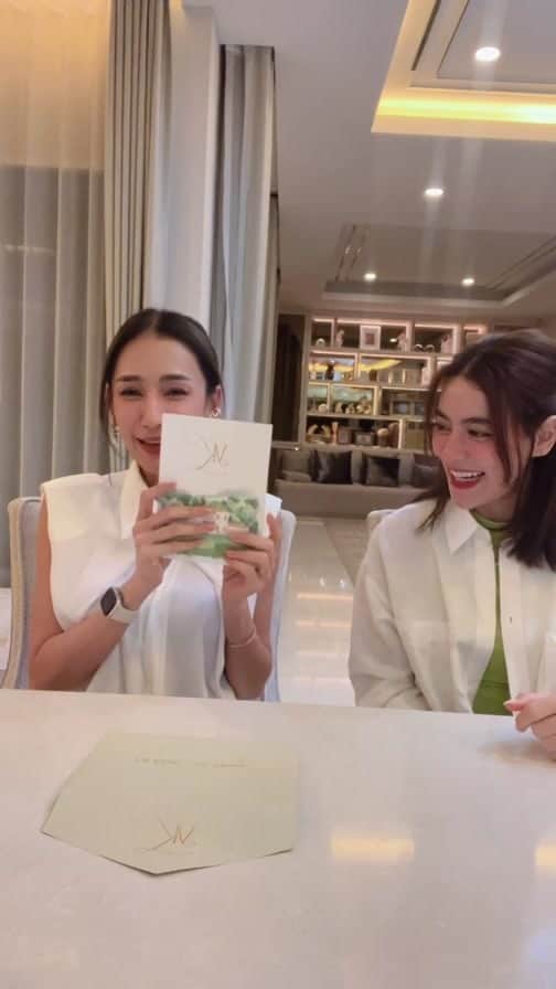 キンバリー・アン・ウォーテマス・ティアムシリのインスタグラム：「Promotion live แบบเซอร์ไพรส์ พิเศษสุดๆ ซื้อ1กล่อง ราคา 555บาท ซื้อ3กล่อง แถม กระบอกเชค!! วันนี้ถึงเที่ยงคืนเท่านั้นค่ะ!! ตุนกันเยอะๆเลยนะคะ สั่งได้ในไลน์แอด @ kimberlite 🎊💖 @noeychotika @kimberlite_official」