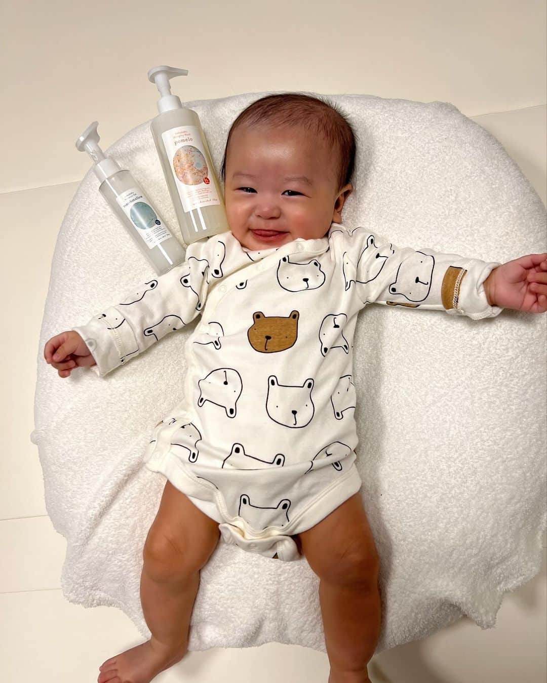 樋浦結花さんのインスタグラム写真 - (樋浦結花Instagram)「・ お風呂が大好きなりっくん👶🛁  そんなりっくんのスキンケア事情🥸💧💓 妊娠、出産関連で 助産師HISAKOさんの動画を見たことがある人は多いはず🤭  今りっくんがお風呂で使っている 全身用ウォッシュと お風呂上がり全身に使っている スキンケアは 助産師HISAKOさんがプロデュースしている オールマイティウォッシュ『ポメロ』 モイスチャージェル『マシュマロ』 これらを使っています💧💕  ポメロは優しい洗浄力で 頭も体もこれ一本で しっとり洗い上げてくれて💕 お風呂上がりも保湿力が高く感じるから 冬も乾燥知らずでした😍❤️  マシュマロは沖縄の深層水ベースのモイスチャージェルで こちらもしっっっとり🥹❤️ でもサラッと伸びて全身に塗りやすいし 頭皮まで塗り んでって HISAKOさんの動画で言ってたから真似したら 頭皮にできてた赤いぷつぷつが無くなったよ😍  赤ちゃんのお肌はデリケートだから 直接つけるものは絶対刺激のない優しいものがいいと思って探していたから これらは私も息子も気に入って使ってます🤭❤️  羨ましいほどふわふわもちもちの息子のお肌🥹🙏💕💕 これを維持していけるように 母ちゃんはせっせと息子のスキンケア頑張ります💪😍  そして子育て中の方、 HISAKOさんの動画オススメです❤️  #生後5ヶ月　 #5ヶ月ベビー #第一子出産 #寅年ベビー #新米ママ #子育てママ #令和4年ベビー #12月生まれ #親バカ部 #親バカ #ママリ #ベビフル #コドモノ #赤ちゃんのいる暮らし #赤ちゃんのいる生活 #男の子ママ #男の子ベビー #ベビスタグラム  #ばぶばぶストア #助産師hisako #ポメロ #マシュマロ #オールマイティウォッシュ #モイスチャージェル #助産師hisakoの子育てチャンネル」5月15日 21時07分 - hiura_yuika