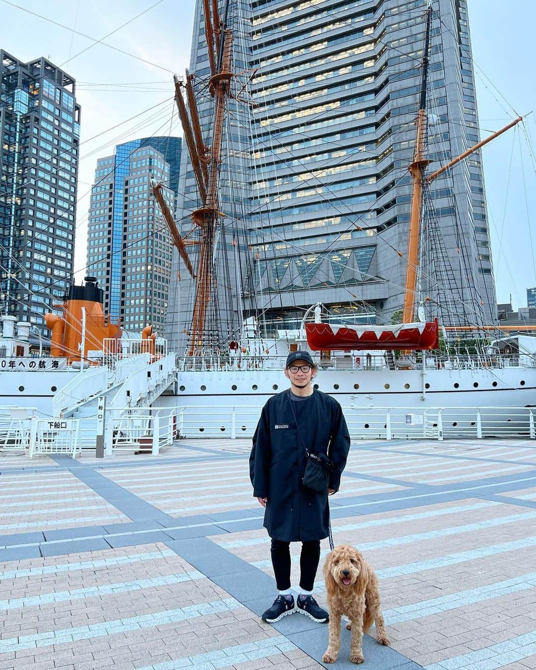 宇野薫さんのインスタグラム写真 - (宇野薫Instagram)「雨が止んだので、 みなとみらいに散歩へ🦮🚶  #onehundredathletic #100A #unocaolshowten #newerajapan  #oakleyjapan #stancesocks #ramidus #ramidustokyo #onjapan #koa #caoluno  #みなとみらい #ランドマークタワー #日本丸メモリアルパーク #宇野薫」5月15日 21時08分 - caoluno