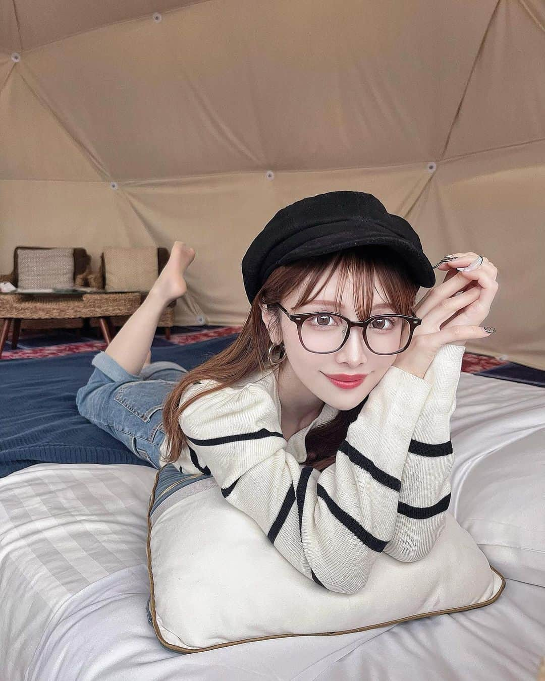 ちーちゃんさんのインスタグラム写真 - (ちーちゃんInstagram)「🏕️  この前三重県にある @glampdome_isekashikojima で グランピングしてきたの⛰️  あいにくの天気だったけど スタッフさんの心遣いのおかげで なるべく濡れずに快適に過ごせました🥹  テント内は広くて綺麗だし もちろん冷暖房完備で、 必要なものもすべて揃ってて 居心地よかったなぁ☺️  あとここのグランピングは 食事がとにかくよくて🐖♡ 夜ごはんは霜降りの良いお肉が 食べきれないほど出てきたし 滞在中ハーゲンダッツ食べ放題だし 夜はフリードリンクだし、、 とにかく豪華すぎた🤤♥  今ちょうど韓国フェアもやってて 大好きなチャミスルももらえたよ😍🇰🇷  ちなみにBBQの場所はテントの隣で 火おこしとかしなくていいから 女の子だけの旅行でも余裕♡  すごく良いところだったから また晴れた日にリベンジしたいなー☀️  #グランピング#グランドーム伊勢賢島#伊勢#伊勢志摩#国内旅行#キャンプ女子#グランピング女子会#グランピング女子会#お出かけスポット#お出かけコーデ#デートスポット#だてめがね#伊達メガネ#カジュアルコーデ#女子旅#女子旅」5月15日 21時23分 - ___c.chan__