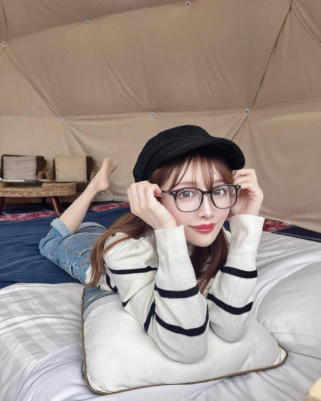 ちーちゃんさんのインスタグラム写真 - (ちーちゃんInstagram)「🏕️  この前三重県にある @glampdome_isekashikojima で グランピングしてきたの⛰️  あいにくの天気だったけど スタッフさんの心遣いのおかげで なるべく濡れずに快適に過ごせました🥹  テント内は広くて綺麗だし もちろん冷暖房完備で、 必要なものもすべて揃ってて 居心地よかったなぁ☺️  あとここのグランピングは 食事がとにかくよくて🐖♡ 夜ごはんは霜降りの良いお肉が 食べきれないほど出てきたし 滞在中ハーゲンダッツ食べ放題だし 夜はフリードリンクだし、、 とにかく豪華すぎた🤤♥  今ちょうど韓国フェアもやってて 大好きなチャミスルももらえたよ😍🇰🇷  ちなみにBBQの場所はテントの隣で 火おこしとかしなくていいから 女の子だけの旅行でも余裕♡  すごく良いところだったから また晴れた日にリベンジしたいなー☀️  #グランピング#グランドーム伊勢賢島#伊勢#伊勢志摩#国内旅行#キャンプ女子#グランピング女子会#グランピング女子会#お出かけスポット#お出かけコーデ#デートスポット#だてめがね#伊達メガネ#カジュアルコーデ#女子旅#女子旅」5月15日 21時23分 - ___c.chan__