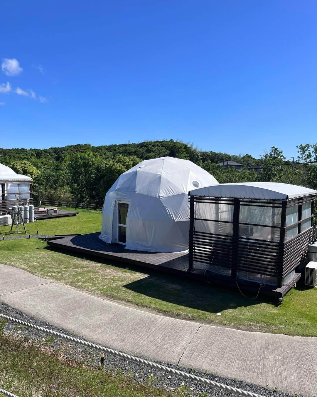 ちーちゃんさんのインスタグラム写真 - (ちーちゃんInstagram)「🏕️  この前三重県にある @glampdome_isekashikojima で グランピングしてきたの⛰️  あいにくの天気だったけど スタッフさんの心遣いのおかげで なるべく濡れずに快適に過ごせました🥹  テント内は広くて綺麗だし もちろん冷暖房完備で、 必要なものもすべて揃ってて 居心地よかったなぁ☺️  あとここのグランピングは 食事がとにかくよくて🐖♡ 夜ごはんは霜降りの良いお肉が 食べきれないほど出てきたし 滞在中ハーゲンダッツ食べ放題だし 夜はフリードリンクだし、、 とにかく豪華すぎた🤤♥  今ちょうど韓国フェアもやってて 大好きなチャミスルももらえたよ😍🇰🇷  ちなみにBBQの場所はテントの隣で 火おこしとかしなくていいから 女の子だけの旅行でも余裕♡  すごく良いところだったから また晴れた日にリベンジしたいなー☀️  #グランピング#グランドーム伊勢賢島#伊勢#伊勢志摩#国内旅行#キャンプ女子#グランピング女子会#グランピング女子会#お出かけスポット#お出かけコーデ#デートスポット#だてめがね#伊達メガネ#カジュアルコーデ#女子旅#女子旅」5月15日 21時23分 - ___c.chan__