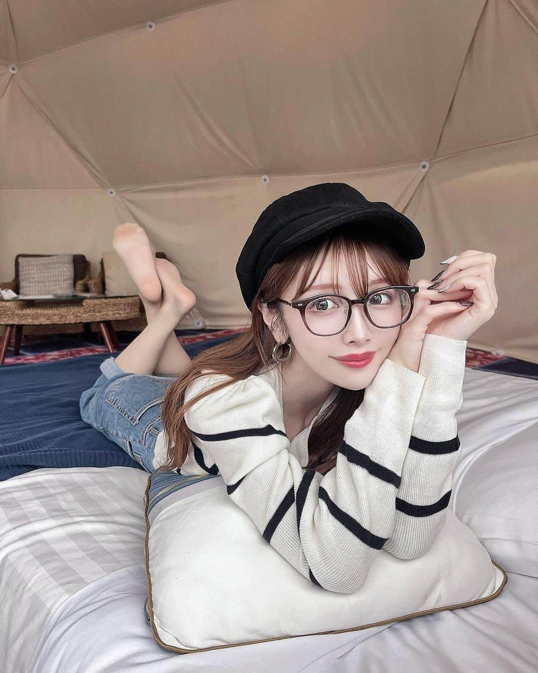 ちーちゃんさんのインスタグラム写真 - (ちーちゃんInstagram)「🏕️  この前三重県にある @glampdome_isekashikojima で グランピングしてきたの⛰️  あいにくの天気だったけど スタッフさんの心遣いのおかげで なるべく濡れずに快適に過ごせました🥹  テント内は広くて綺麗だし もちろん冷暖房完備で、 必要なものもすべて揃ってて 居心地よかったなぁ☺️  あとここのグランピングは 食事がとにかくよくて🐖♡ 夜ごはんは霜降りの良いお肉が 食べきれないほど出てきたし 滞在中ハーゲンダッツ食べ放題だし 夜はフリードリンクだし、、 とにかく豪華すぎた🤤♥  今ちょうど韓国フェアもやってて 大好きなチャミスルももらえたよ😍🇰🇷  ちなみにBBQの場所はテントの隣で 火おこしとかしなくていいから 女の子だけの旅行でも余裕♡  すごく良いところだったから また晴れた日にリベンジしたいなー☀️  #グランピング#グランドーム伊勢賢島#伊勢#伊勢志摩#国内旅行#キャンプ女子#グランピング女子会#グランピング女子会#お出かけスポット#お出かけコーデ#デートスポット#だてめがね#伊達メガネ#カジュアルコーデ#女子旅#女子旅」5月15日 21時23分 - ___c.chan__