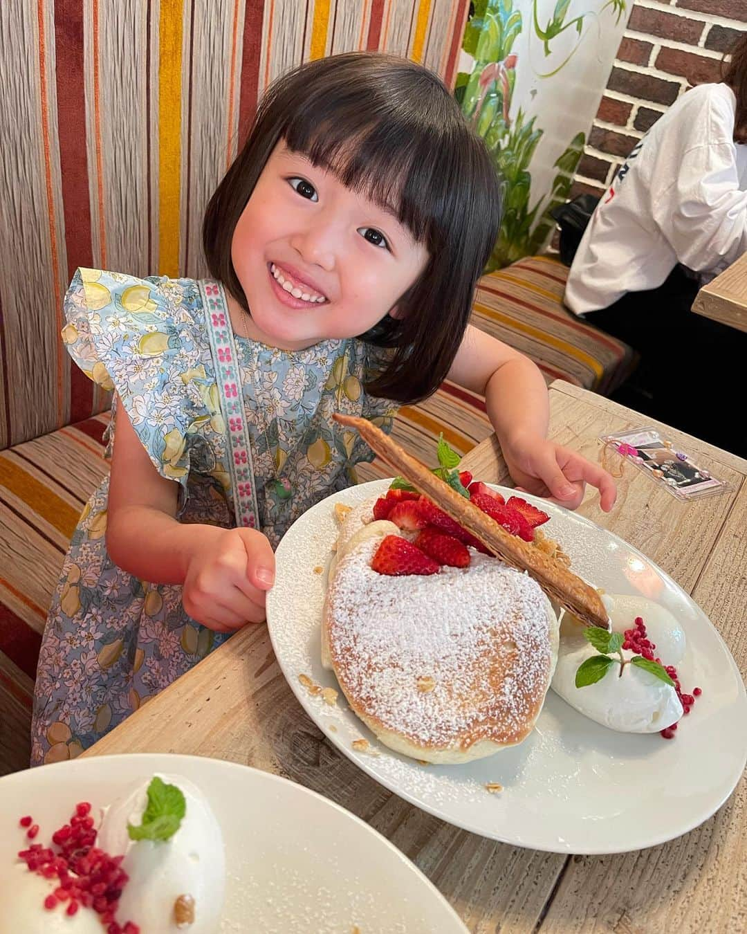 浜﨑日香里さんのインスタグラム写真 - (浜﨑日香里Instagram)「⁡ 昨日は、丸一日あおいちゃんと過ごしました👭 ⁡ ずっと前から約束してた、パンケーキを 食べに行って動物園に行くというコース🦁🦒 見頃のバラも見られました🌹 ⁡ あおいちゃんお目当てのカワウソも 見られて本当に良かった🥹❤️ カワウソブースには30分以上いて 必死にカワウソ追いかけて動画撮る姿が 愛おしくて愛おしくて…😂💗 ⁡ 嬉しいことに似ていると言われることが 多いのですが、実は性格がそっくりでして😂 1日中一緒にいても疲れないどころか、 時間が足りないくらい😂😂 夜はうどんを食べて解散しました🙏 ⁡ 沢山喋って沢山笑って沢山食べる あおちゃんが大好き😘😘  お誕生日プレゼントのワンピースと帽子も 似合っててよかったぁ👗👒」5月15日 21時16分 - hamasaki_hikari