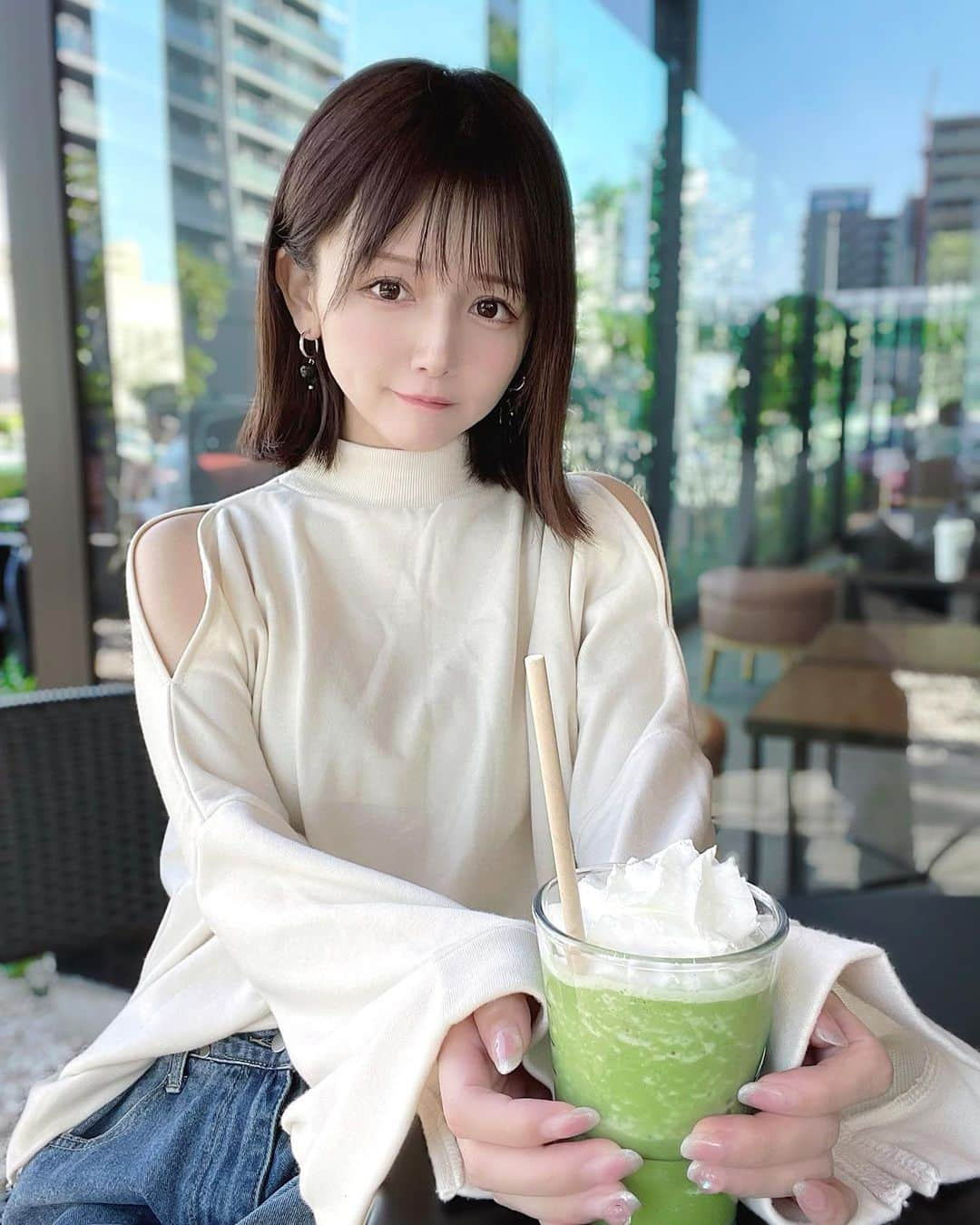 yuu__aaaのインスタグラム：「. 抹茶フラペチーノ⋆⸜💚⸝‍⋆ . 新しいいちごのやつも飲んでみたい🍓 . . #starbucks #抹茶#春コーデ#デニム#denim#ボブ#外ハネ」