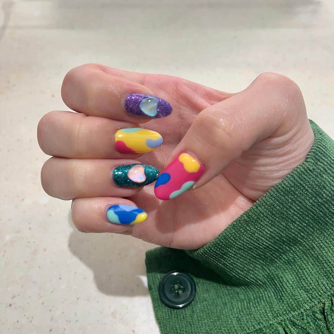のインスタグラム：「New Nail💅💙💖💜💛  めちゃくちゃお気に入り🥺💙  だいぶ派手だけど、新しく撮影が始まった作品に合わせてデザインしたよー💙💜💛  @naileye.pasha さん、いつもありがとうございます💛  #nail #nails #nailart #naildesign #ネイル #ジェルネイル #ネイルデザイン #派手ネイル #カラフルネイル #ネイルアート」