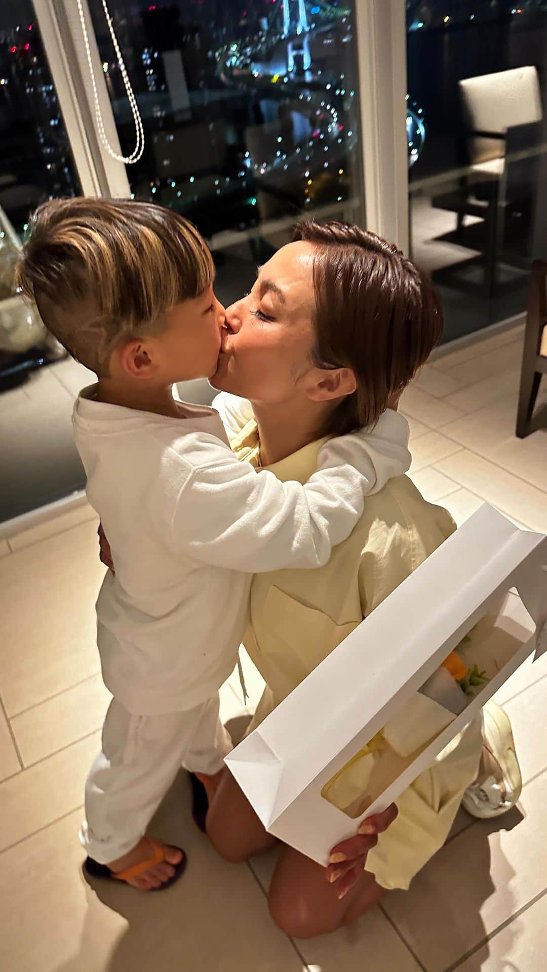 Nazukiのインスタグラム：「💐Happy mothers' day💐  2023.5.14  5歳のママでした❤️❤️  ダンスレッスンにママのお仕事に付き合ってくれて 大好きな人達に会えた日💕  帰りに レンはママの日〜って言っていて、 ママの好きな色のお花を選んでくれました💛 @ren_ryu_littlboy   ママいつもありがとう😌 って言ってくれた✨  ママにしてくれてありがとう😌❤️  #mama #happymathersday #5yearsold  #flower #カーネーション　#シンママ #シングルマザー　#ママの日　#母の日」