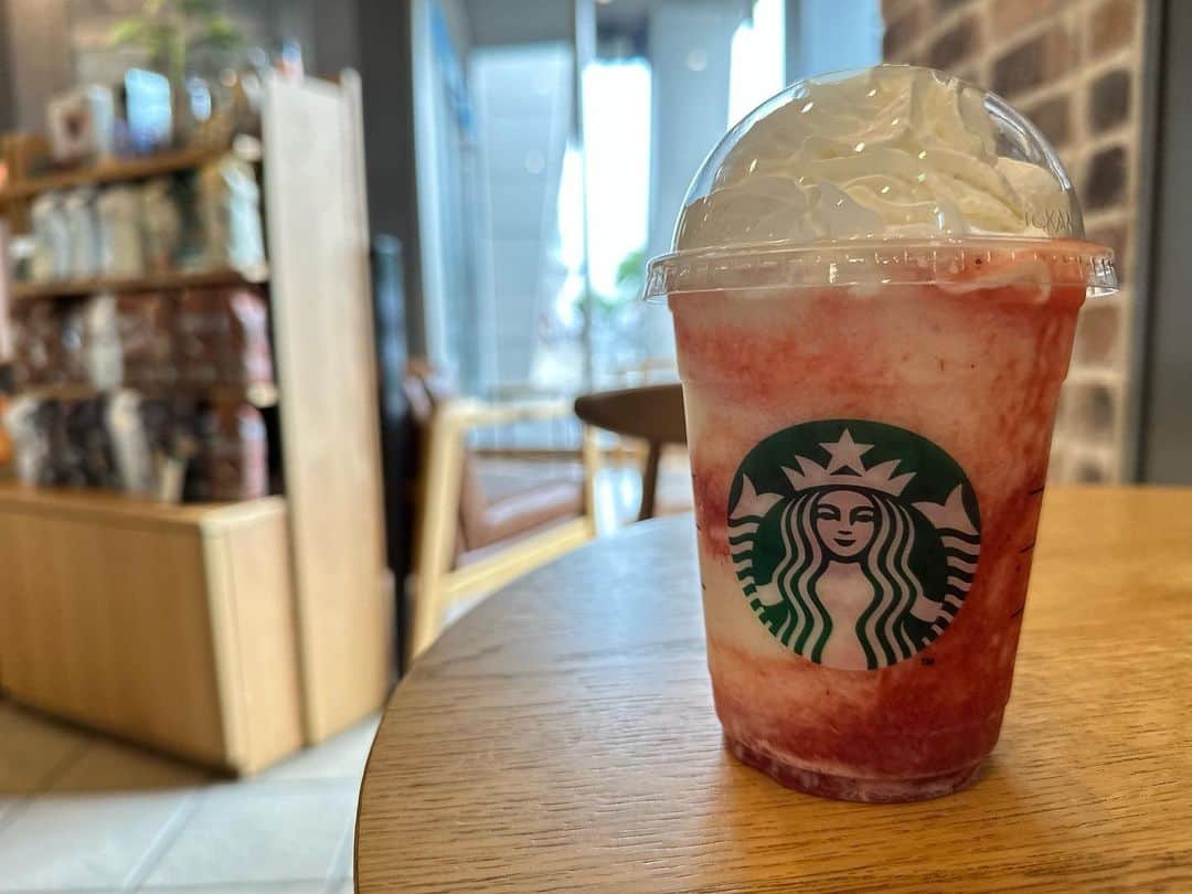 氷浦紫さんのインスタグラム写真 - (氷浦紫Instagram)「#strawberryfrappuccino  #Starbucks  #soymilk  サービスエリアで #ストロベリーフラペチーノ 買えた。 息子ちんも大好きらしい🍓 そして、パパの好きな #balenciaflavoredsyrup🍊  があって即買いしたら店員さんに、「おうちで色々作って飲んだりされるんですか？」って聞かれて〜、「そうなんです、コーヒーすきなんで」「これあまり店頭に並ばないんですよ」「え、じゃあラッキーですね〜やったぁ」ていう、会話をした。  スタバの店員さんて親切で気さくで好き。タリーズも好き。   #コーヒー好きな人と繋がりたい  #Cafetime #スタバカスタム」5月15日 21時18分 - yukalihiula