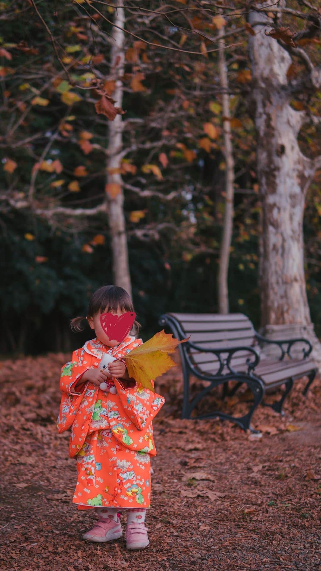 Anji SALZのインスタグラム：「Dressing process of my two year old, when she was wearing kimono for the first time 👘💕😭 Thought it might be interesting to some to see that 😌  2歳の娘　着物デビュー👘❤️の着付け動画 去年の11月でしたw  #japan #japanesekimono #kidskimono #childrenskimono #子供着物 #2歳着物 #和装 #着物 Music: Keeps Me High Musician: KELLEPICS Site: https://pixabay.com/music/-keeps-me-high-109090/」