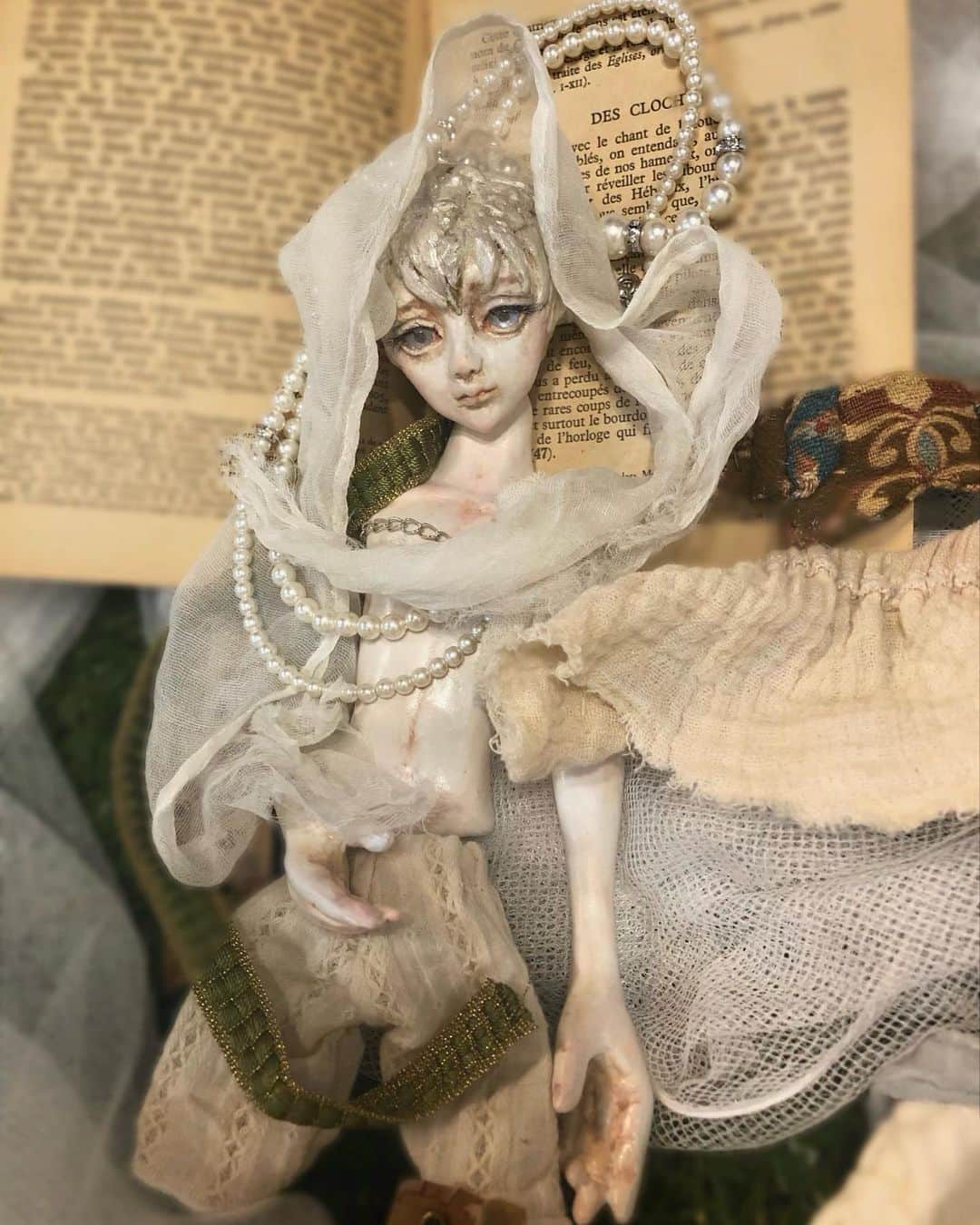 のインスタグラム：「This week I will complete this work…🧝 My new small doll is painted🎨  ††††††††††† 今週は小さな人形を仕上げたいと思います🧝 最近油彩塗装にハマっています。お肌がきれいに見えるので…  †††††††††††  #制作過程 #人形  #wipart  #球体関節人形  #bjd #originaldoll 　  #workinprogress #doll 　#fantasyart　#創作人形　#ドール　#dollclothes」