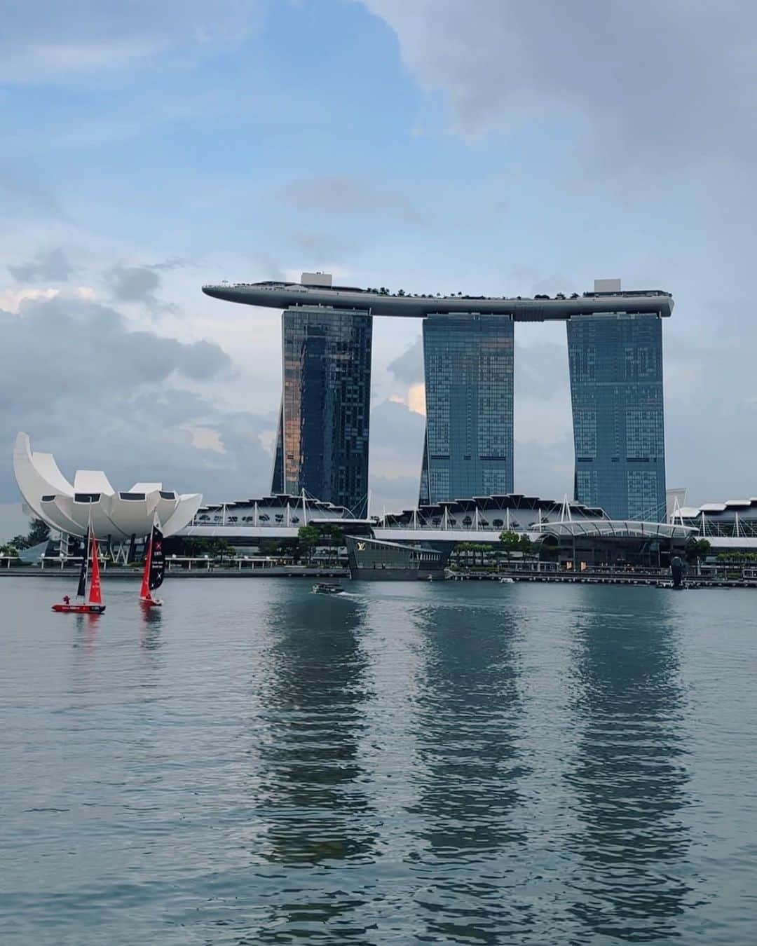 郭圈圈さんのインスタグラム写真 - (郭圈圈Instagram)「第一次來新加坡🇸🇬 必須要開啟觀光客模式✅ #merlionpark  #魚尾獅 肯定要去的🧜🦁️  喝水、洗頭都要拍🤣🤣 旁觀角度真好笑🤭(第5 & 10張) - 這天稍早下過雨～雖然很悶但還算涼～（第一張的天空是用P的☁️）也蠻多人會在柵欄那邊拍，但這樣都會有柵欄耶🤔我個人是偏好我拍照的這邊，給大家參考🥳 - 這天下午還去了 #阿秋甜品 #AhChewdessert 有我愛的榴槤🤤（也讓每個人都嚐一口😆大家都說好像沒想像中可怕🤣） - 話說大家會對我的新加坡行程有興趣嗎🤭♥️會的話要留言告訴我唷！我再來整理～ - #lea_outfit ✨墨鏡/項鍊/耳夾/洋裝/鞋 @marule.official  官網下單🔗marumarulea.com」5月15日 21時21分 - helloiamlea