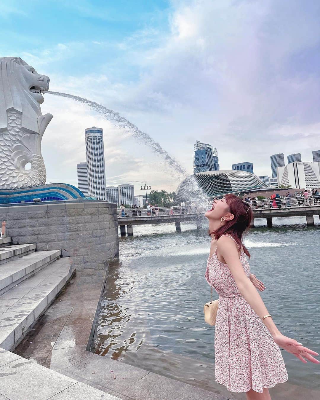 郭圈圈のインスタグラム：「第一次來新加坡🇸🇬 必須要開啟觀光客模式✅ #merlionpark  #魚尾獅 肯定要去的🧜🦁️  喝水、洗頭都要拍🤣🤣 旁觀角度真好笑🤭(第5 & 10張) - 這天稍早下過雨～雖然很悶但還算涼～（第一張的天空是用P的☁️）也蠻多人會在柵欄那邊拍，但這樣都會有柵欄耶🤔我個人是偏好我拍照的這邊，給大家參考🥳 - 這天下午還去了 #阿秋甜品 #AhChewdessert 有我愛的榴槤🤤（也讓每個人都嚐一口😆大家都說好像沒想像中可怕🤣） - 話說大家會對我的新加坡行程有興趣嗎🤭♥️會的話要留言告訴我唷！我再來整理～ - #lea_outfit ✨墨鏡/項鍊/耳夾/洋裝/鞋 @marule.official  官網下單🔗marumarulea.com」