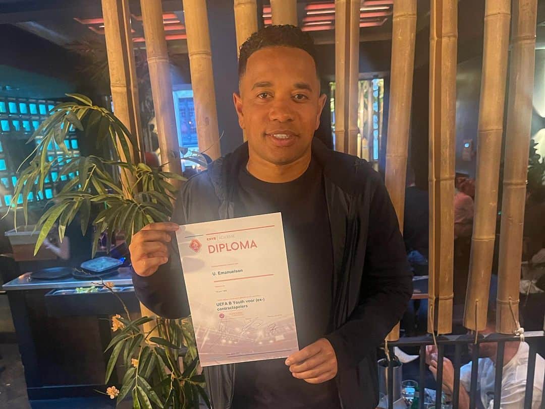 ウルビー・エマヌエルソンのインスタグラム：「Ik heb dit seizoen veel geleerd en positief af kunnen sluiten met het behalen van het UEFA B-diploma.   Ik bevind me in een heel leuk proces, waarbij ik mij vooral richt op het ontwikkelen van talenten en hen klaar te stomen voor het grote werk.   Op naar het volgende diploma 💪🏽💪🏽」
