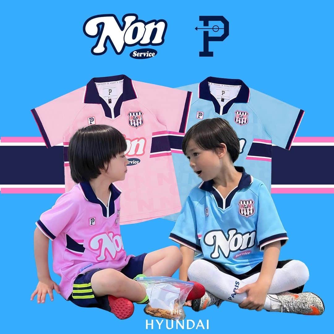 サム・ハミントンのインスタグラム：「윌벤져스FC의 유니폼 OVER THE PITCH SOCCER JERSEY SKY BLUE / PINK  우리 윌벤이 입은 @non_service_official x @over_the_pitch 콜라보 져지는 지금 더 현대 닷컴에서만 즉시 구매 가능하며 17일 부터는 더 현대 판교 팝업 현장에서도 만나보실 수 있습니다 ! 😍  📍온 오프라인 모두 져지 구매 시 머플러 증정 (재고 소진 시 종료)  많관부 ! ❤️  www.thehyundai.com」