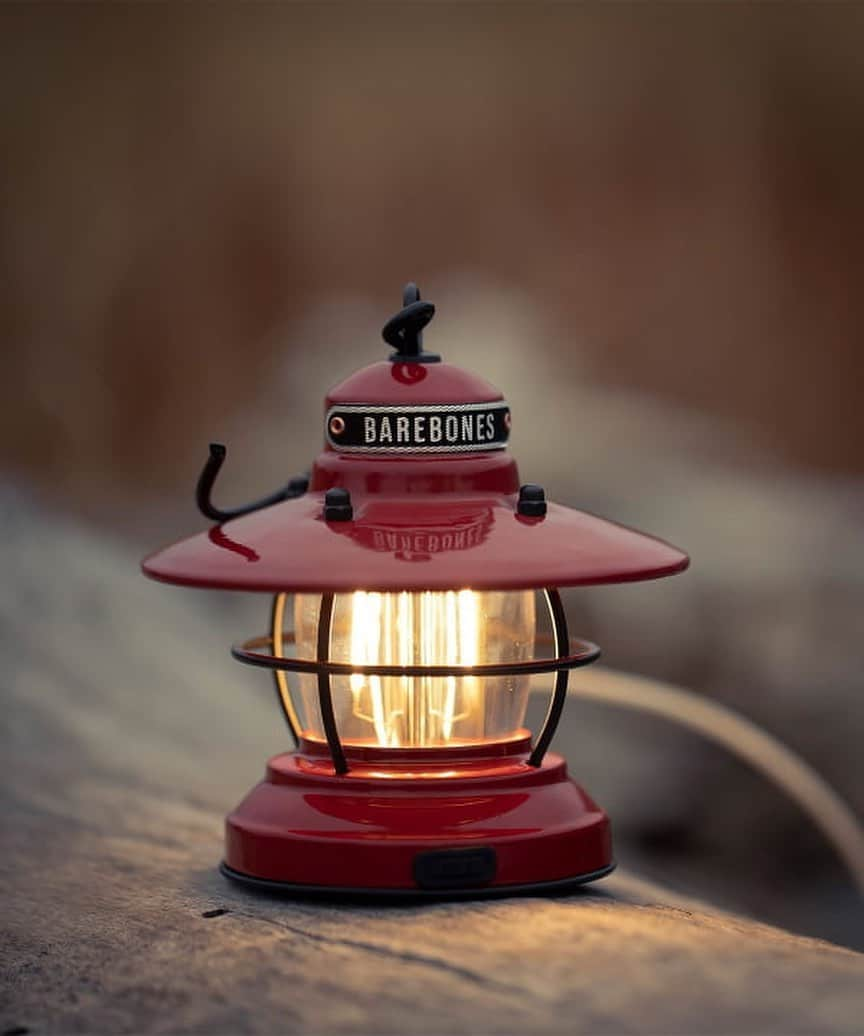 BEAMS ZAKKAさんのインスタグラム写真 - (BEAMS ZAKKAInstagram)「. BAREBONES / Mini Edison Lantern LED ランタン ¥5,500 （税込）  どこか懐かしい雰囲気を味わえる、＜BAREBONES(ベアボーンズ)＞のミニランタンです。テント内に吊るしても安心な、LEDライトを採用。優しくおだやかに広がる灯りは、キャンプサイトに温もりをプラスしてくれます。フィラメントが見えるエジソンタイプ球や雰囲気のあるスチール素材をボディに採用することで、アンティークなムードを楽しむことが可能。室内ではmicro-USBケーブルをつないだままで、アウトドアでは単三アルカリ電池で、といったようにシーンに応じて電源を変えて使用できます。約10cm×11cmというコンパクトサイズなので持ち運びにも便利ですね。ファーストギアとしてもオススメな、アウトドアアイテムです。  【仕様・詳細】 ・使用電球：5V、1.6W、暖色エジソンタイプLEDバルブ ・ライトスペクトラム:3000-3200K ・明るさ:35～100lm（ルーメン） ・ランタイム:LOWパワー/20時間、Hiパワー/5時間 ・USBインプット：5V micro-USB ・使用電池：単三アルカリ電池×2個(別売) ・重量:約150g ・付属品：micro-USB ケーブル  #bPrbeams #beams #ビームス #barebones」5月16日 21時15分 - bpr_beams