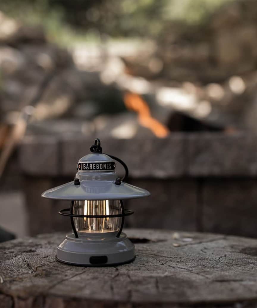 BEAMS ZAKKAさんのインスタグラム写真 - (BEAMS ZAKKAInstagram)「. BAREBONES / Mini Edison Lantern LED ランタン ¥5,500 （税込）  どこか懐かしい雰囲気を味わえる、＜BAREBONES(ベアボーンズ)＞のミニランタンです。テント内に吊るしても安心な、LEDライトを採用。優しくおだやかに広がる灯りは、キャンプサイトに温もりをプラスしてくれます。フィラメントが見えるエジソンタイプ球や雰囲気のあるスチール素材をボディに採用することで、アンティークなムードを楽しむことが可能。室内ではmicro-USBケーブルをつないだままで、アウトドアでは単三アルカリ電池で、といったようにシーンに応じて電源を変えて使用できます。約10cm×11cmというコンパクトサイズなので持ち運びにも便利ですね。ファーストギアとしてもオススメな、アウトドアアイテムです。  【仕様・詳細】 ・使用電球：5V、1.6W、暖色エジソンタイプLEDバルブ ・ライトスペクトラム:3000-3200K ・明るさ:35～100lm（ルーメン） ・ランタイム:LOWパワー/20時間、Hiパワー/5時間 ・USBインプット：5V micro-USB ・使用電池：単三アルカリ電池×2個(別売) ・重量:約150g ・付属品：micro-USB ケーブル  #bPrbeams #beams #ビームス #barebones」5月16日 21時15分 - bpr_beams