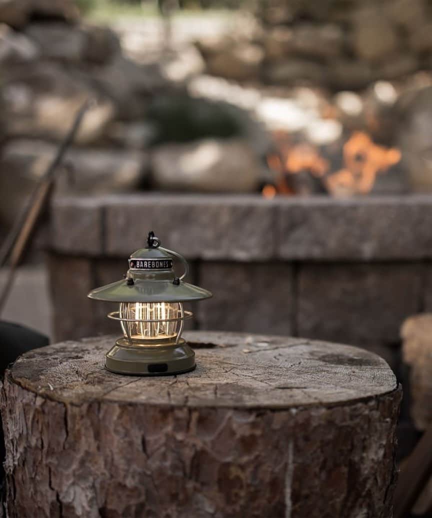 BEAMS ZAKKAさんのインスタグラム写真 - (BEAMS ZAKKAInstagram)「. BAREBONES / Mini Edison Lantern LED ランタン ¥5,500 （税込）  どこか懐かしい雰囲気を味わえる、＜BAREBONES(ベアボーンズ)＞のミニランタンです。テント内に吊るしても安心な、LEDライトを採用。優しくおだやかに広がる灯りは、キャンプサイトに温もりをプラスしてくれます。フィラメントが見えるエジソンタイプ球や雰囲気のあるスチール素材をボディに採用することで、アンティークなムードを楽しむことが可能。室内ではmicro-USBケーブルをつないだままで、アウトドアでは単三アルカリ電池で、といったようにシーンに応じて電源を変えて使用できます。約10cm×11cmというコンパクトサイズなので持ち運びにも便利ですね。ファーストギアとしてもオススメな、アウトドアアイテムです。  【仕様・詳細】 ・使用電球：5V、1.6W、暖色エジソンタイプLEDバルブ ・ライトスペクトラム:3000-3200K ・明るさ:35～100lm（ルーメン） ・ランタイム:LOWパワー/20時間、Hiパワー/5時間 ・USBインプット：5V micro-USB ・使用電池：単三アルカリ電池×2個(別売) ・重量:約150g ・付属品：micro-USB ケーブル  #bPrbeams #beams #ビームス #barebones」5月16日 21時15分 - bpr_beams