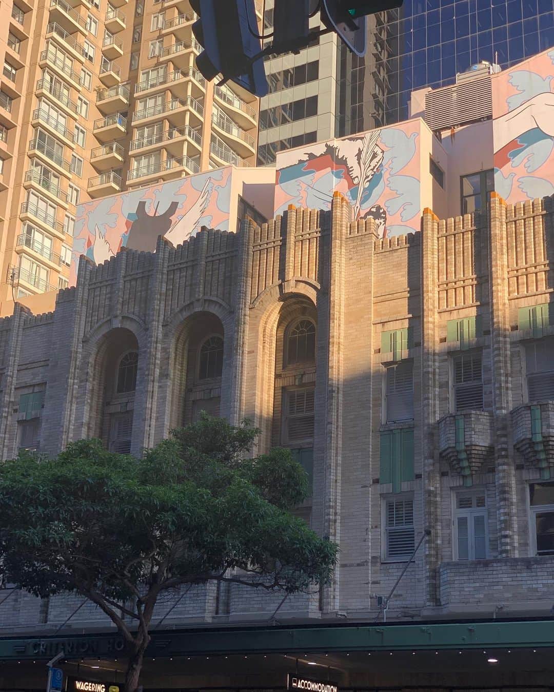 nanaのインスタグラム：「정말 알찼던 시드니.  지금 시드니의 날씨는  낮에는 따뜻(봄날씨) 저녁에는 쌀쌀(늦가을) 정도예요.  아마 점점 추워질테니 제 옷차림을 참고 하시면 안될거 같군요 햇살이 많이 좋아서 사진이 정말 잘 나왔어요!! 뽀샤시시 호주 분들은 저희보다는 추위를 많이 타시는구 같긴했어요 한낮에는 나시입고 다녀도 더웠 거든요. 꼭 일기예보를 보시옵서서  숙소는 셀리스트릿에 위치했어요 정말 좋은 위치였답니다.  대충 이비스시드니”호텔 정도  라고 생각하시면 되는데용 낮에는 건너편 배 선착장에 즐비해 있는 카페들과 식당에서 즐기구요. 그 골목 골목 괜찮은 카페와 주말이면 마켓도 열고 재밌어용 그리곤 건너면(하얏트호텔라인) 킹스트릿이 있어 명품 샵들이며 큰 예쁜 건물들이 있답니다  청담동 강남 느낌!! ㅋㅋ  그러다 윗쪽 시드니 하버 브릿지를 시작으로 차츰차츰(다 걸을수 있어요) 오페라 하우스. 현대 미술관을 지나면서 여유로운 햇살과 바다를 즐기실수 있어요.   시드니 대학근처 뉴타운은 꼭 이태원 느낌이라 낮에 갔다가 병사이다만 마시고 왔다는!! (아주 엠쥐들만 가는곳 같은 느낌)  음식은 다다 맛있었어요.  한식은 다 차이나 타운에 있어서 가는길에 사진은 아쉽지만 구경 하기 재밌구요. 다다 맛있었어요 주문을 거의 바코드로 테이블 주문이라 신기 했다는!! 날씨만 잘 맞춰 저는 정말 자주 가고 싶어요💙  간단하게 시드니 여행이이야기!!  #나나는호주여행중」
