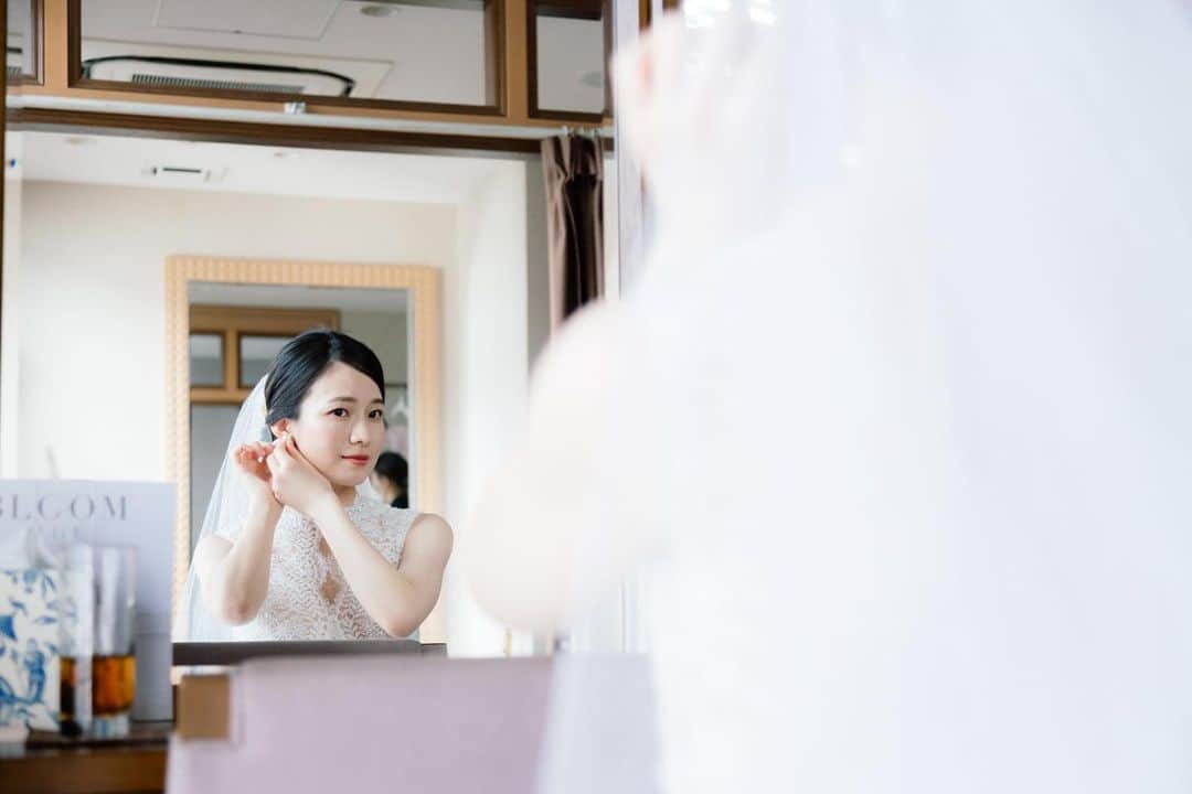 QUANTIC・クアンティックのインスタグラム：「. make-up scene💄 . . .  【とってもお得なブライダルフェア開催中】 1番お得なフェア予約はインスタへのDM または公式HPからご予約を！ @quantic.asia   〒810-0001  福岡市中央区天神2-3-33 092-717-7200 QUANTIC(クアンティック)  . . 【 @milastale.dress 】先輩花嫁の リアルなコーディネートを紹介中です👰🏻‍♀️ お洒落な着こなしを是非参考にして下さい いいね♡フォロー♡お待ちしております  【 @quantic.asia 】 milastaleのドレスや和装が着れる式場💒 リアルウェディング🤵🏻👰🏻‍♀️も随時紹介中！  【 @quanticcoordinate 】 花嫁様こだわりの会場コーディネートや ブーケ💐ケーキ🎂 . . 4/4(火)より3ヶ月間、 LOVE FMの番組「Top of the Morning」内にて、 アルカディアグループpresents『Let’sコトノハウェディング !!』のコーナーがオンエア中！ DJ Annaさんと一緒に心温まる素敵な結婚式のエピソードなど現役ウェディングプランナーたちからご紹介させて頂きます！ 毎週火曜日10時20分〜10時30分ぜひお聴きください！！ . . . #QUANTIC #クアンティック #結婚式 #福岡花嫁 #クアンティック花嫁  #プレ花嫁 #卒花嫁 #ウェディング #ウェディングドレス #ウェディングヘア #ウェディングブーケ #挙式入場 #プラコレ #marry花嫁  #ウェディングフォト  #結婚式場 #日本中のプレ花嫁さんと繋がりたい #ウェディングニュース #プロポーズ #入籍 #結婚準備 #サプライズ #wedding #ベストショット #大人可愛い #撮影指示書 #美花嫁図鑑 #mydress #2023秋婚 #2023冬婚」