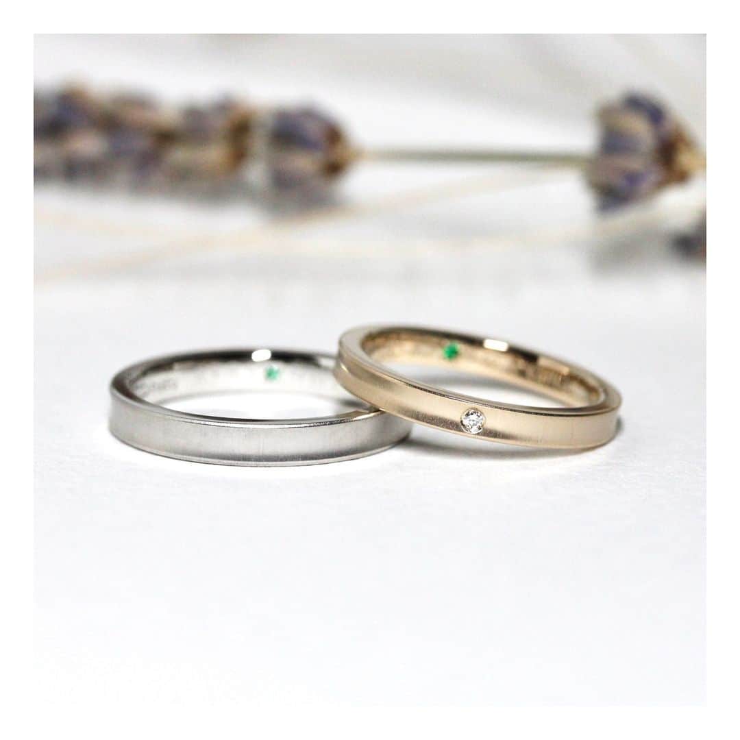 ith / イズ オーダメイド結婚指輪さんのインスタグラム写真 - (ith / イズ オーダメイド結婚指輪Instagram)「シャンパンゴールドの淡いお色味と、くぼみのフォルムが珍しい逆甲丸のシルエットを気に入ってくださいました。  上品なシャンパンの色合いは、ithならでは。  実は、地金の色は金属の配合比率により変化するため、同じシャンパンゴールドでもブランドによって発色のニュアンスが異なるのです。  存在感のある逆甲丸のフォルムは、歳を重ねてもお手元を華やかに見せてくれます。  指輪が将来、しっとりと指に馴染む様子も楽しみですね。  ▽ 指輪について 結婚指輪(男性)：カランド Pt950：138,000円〜  結婚指輪(女性)：カランド K18CG：125,000円〜  お問い合わせコード：23262  *********************************** ⧉ ith 公式WEB  @ith_marriage アカウントTOPへ 　 ☞ プロフィールURLをタップ  ⧉ 公式ハッシュタグ   ☞ #イズマリッジ   ⧉ 暮らしに寄り添うジュエリー  ith online store ☞  @ith_jewelry   ***********************************  #結婚指輪 #マリッジリング  #婚約指輪 #エンゲージリング #カスタマイズ #オーダーメイド #オーダーメイドリング #手仕事 #結婚指輪オーダー #アトリエ #シャンパンゴールド  #ダイヤモンド #結婚指輪探し #結婚指輪選び #指輪選び #指輪探し #結婚準備 #婚約 #プロポーズ #プレ花嫁  #花嫁準備 #2023夏婚 #2023秋婚  #2023冬婚 #2024春婚 #職人 #福岡天神 #福岡花嫁 #色違い」5月15日 21時30分 - ith_marriage