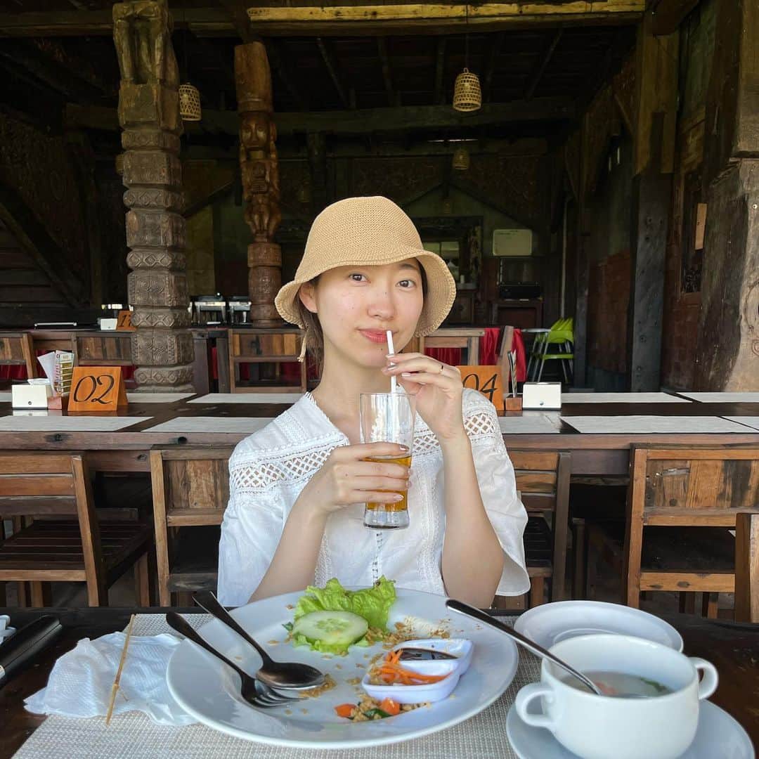三浦由衣のインスタグラム：「ただいま韓国🇰🇷！  結婚式からの新婚旅行からの釜山に帰ってきました。 バリ島は韓国語がたくさん聞こえてきました。 ツアーで行ったこともあってか、 泊まったヴィラでも観光地でもレストランでもマッサージ店でもどこでも韓国語が聞こえてきました😂  久しぶりに英語(初級レベル)を使い、聞き取れない！話せない！を体感する初心に帰った旅でした☀️  結構ハードなスケジュールだったため体調崩しぎみですが、明日からのレッスンでエネルギーチャージする！ 5月が早すぎる🥹  한국! 안녕🇰🇷 결혼식을 끝내고 신혼여행 다녀오고 다시 부산으로 돌아왔습니다.  발리는 한국어가 잘 들리더라고요ㅎㅎ 패키지로 가서 그런지 빌라든 식당이든 어디든 한국어 하시는 신혼부부들이 많아서 한국어가 잘 들렸어요😂  바쁜 스케줄에 비도 많이 맞고 해서...ㅋ 감기기운이 좀 있는데 내일부터 다시 슬기로운 일상생활 시작~~  5월이 참 빠르네요🥹」