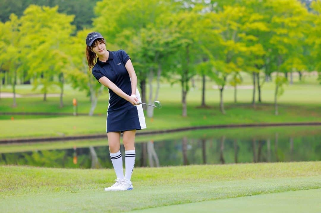 宇水遥佳のインスタグラム：「. 初めてリシャフトとグリップ交換をして頂きました🏌🏻‍♀️ . プロ顔負けなハードスペックなシャフトのものを使っていたのですが、MamiyaのATTASにリシャフトしたらめちゃくちゃ打ちやすい✨特に苦手だったバンカーが出やすくなり感動しました⭐️ また、グリップも新しく交換を✨ 可愛すぎずいかつすぎずおしゃれなのがいい！とクールクラブスさんに無茶振りしましたが絶妙なグリップを選んでいただけました🥰 . グリーン周りの苦手意識も軽減して、ますますゴルフが楽しくなりそうです🥰 . @ustmamiyagolf  @coolclubsjapan  @kaduyakonno  . ありがとうございます😊 . . camera @manaphoto55  wear @fabtime_golf @jeeta_al_shop  . #リシャフト #attas #ゴルフ女子 #ゴルフコンペ #ゴルフ好きな人と仲良くなりたい」