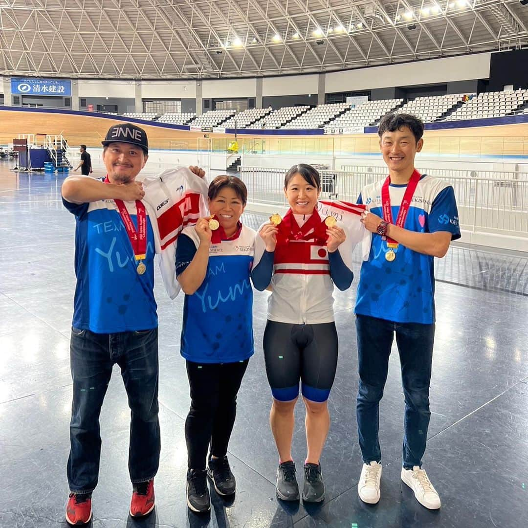 梶原悠未のインスタグラム：「2023年 全日本自転車競技選手権大会  オムニアム🥇 マディソン🥇 ポイントレース🥇 スクラッチ🥇 エリミネーション🥇  出場全5種目で優勝を達成できました🎉  会場やYouTubeでの応援、ありがとうございました🙇‍♀️✨  サポートしてくださった皆様、ありがとうございました🙇‍♀️💖  次戦のアジア選手権、8月の世界選手権に向けて、より一層トレーニングに励みます。  そして、一年後のパリオリンピックに向けて、さらにギアを上げて加速していきます💨  サポート、応援してくださる皆様と、力合わせて勝ち取った日本チャンピオンジャージ🇯🇵  チャンピオンの証として1年間着用できる権利が与えられます。  メカニックの中村さん @hitoshi.nakamura.1694 、マッサージャーの穴田さん @yugoana さんにプレゼント🎁  母 @yurikajihara には、日頃の感謝の気持ちを込めて金メダルをプレゼントできました🥇 #母の日   今大会の裏側密着を梶原悠未YouTubeチャンネルで公開予定です❣️  チャンネル登録とこれまでの動画を視聴してお待ちください💕  みんなも写真でチャリンチャリーン ポーズしてね🥰🚴‍♀️🫵  #cycling #サイクリング #ロードバイク #梶原悠未 #TEAMYumi   スポンサー様 多大なご支援、ご声援をいただきありがとうございます。感謝いたします。  #koeiscience @koeiscience #石心会 @kenkoujyukuch_kanagawa #日本ウェルネススポーツ大学  #OGKKABUTO #BIORACER #CRAFT #CWX #NITTO」