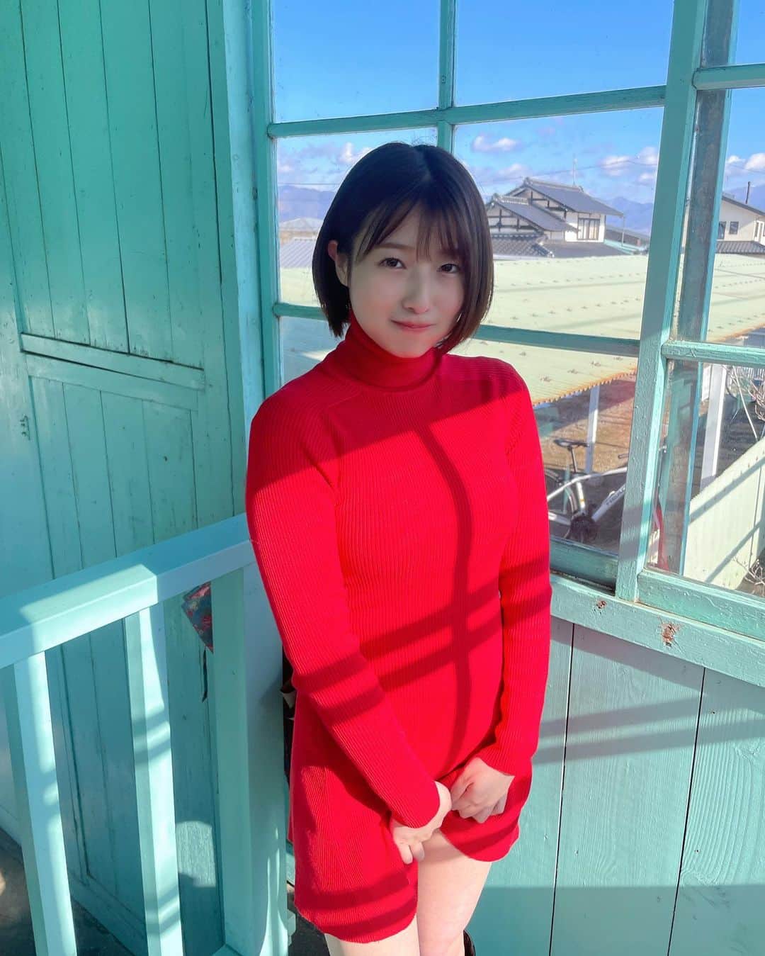 安部若菜のインスタグラム：「写真集「#愛される予感」のオフショット！  といっても、ここでの写真は結果使われなかったので、幻ショットです📷  写真集、本屋さんにもあるので、まだまだゲットしてね！  #八木沢駅#長野#長野観光#写真集#オフショット」