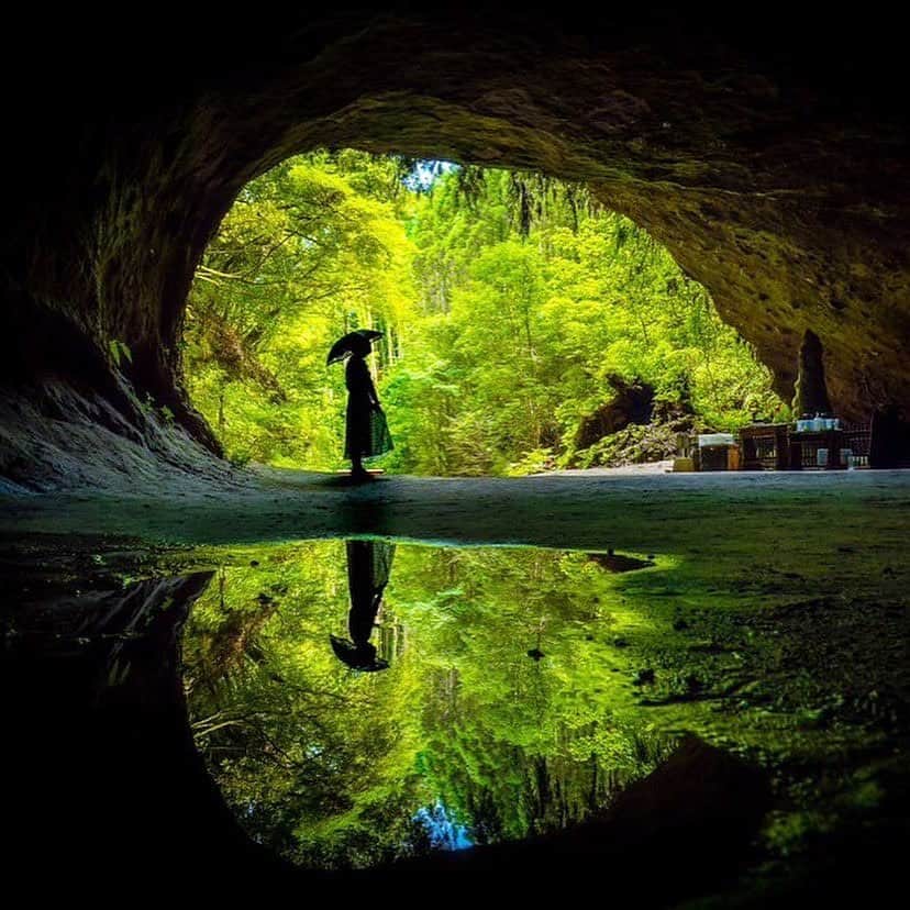 ジェットスター航空さんのインスタグラム写真 - (ジェットスター航空Instagram)「行きたい！と思ったら【いいね❤️】 #jettabi_japan #鹿児島編🍠 大自然の神秘を感じるパワースポット #溝ノ口洞穴  数千年の長い年月をかけ、霧島山系の湧き水により浸食されてできたと言われるこの洞窟。入り口の幅は14.6m、高さは最大6.4m、全長は209.5mあるんだとか😲🔍  昭和30年（1955年）には鹿児島県の天然記念物に、令和3年（2021年）には曽於市の国指定文化財に登録されており、暗い洞窟の中から見る外の景色は、木々の緑🍃に鳥居⛩️の赤が映えてとっても幻想的😆✨  パワースポットとしても人気の地なので、パワーチャージしたい方にぴったりでスター🔮⭐️  【溝ノ口洞穴】 📍鹿児島県曽於市財部町下財部4907付近 -------------------------------------------- ／ 📣ジェットスターなら、鹿児島まで ＼ ✈︎東京（成田）から 片道¥5,590〜  鹿児島～東京（成田）路線は、おかげさまで5月31日に就航10周年を迎えます🎉 今後もより多くのお客様に、安全かつ安心してご利用いただける気軽な空の旅を提供してまいります✈️  --------------------------------------------  ジェットスター・ジャパン公式アカウント（@jetstar_japan）では「“次に行きたい”が見つかる」をテーマに就航地の魅力をご紹介✈️⭐️「#jettabi_japan」をつけて、皆さんのFun&Happyな旅の思い出をぜひご投稿ください！素敵なお写真は、公式アカウントでご紹介させていただきます♪  ⭐️Special thanks📸 by @chocochips29（1枚目） / @yoshi_mo_sun（2枚目） / @aya_dream04（3枚目） / @ko_ngt.109（4枚目） / @izam_7074（5枚目） --------------------------------------------  ※運賃はエコノミークラス「Starter」。支払手数料、空港使用料等が別途必要です。受託手荷物の料金は含まれません。諸条件が適用されます。 ※就航地のご紹介内容に関する最新情報は、下記の参照サイト等でご確認ください。 -------------------------------------------- 【参照サイト】 鹿児島観光サイト「かごしまの旅」 --------------------------------------------  #鹿児島 #鹿児島観光 #鹿児島旅行 #ジェットスター #jetstar #jetstar_japan #LCC #飛行機 #trip #旅好きな人と繋がりたい #九州 #九州観光 #九州旅行 #国内旅行 #鹿児島ドライブ #鹿児島デート #kagoshima #コスパ旅 #女子旅 #鹿児島絶景 #九州絶景 #鹿児島パワースポット #曽於市 #カゴスタグラマー #パワースポット #九州パワースポット」5月16日 18時00分 - jetstar_japan