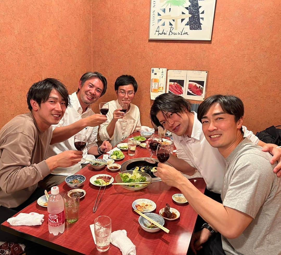 和田毅さんのインスタグラム写真 - (和田毅Instagram)「🍻 先日、情熱大陸のスタッフさんたちと打ち上げしました🥩 本当に長い期間お世話になりましたし、良い思い出になりました✨ 楽しい時間をありがとうございました😊 #天野さん #村田さん #倉本さん #ずっとスタッフさんと #打ち合わせしてくれていた #西田哲朗広報 #なぜか #誰かが話し出すと #哲の携帯から #エトピリカが流れ出す😂」5月15日 21時37分 - tsuyoshiwada.21