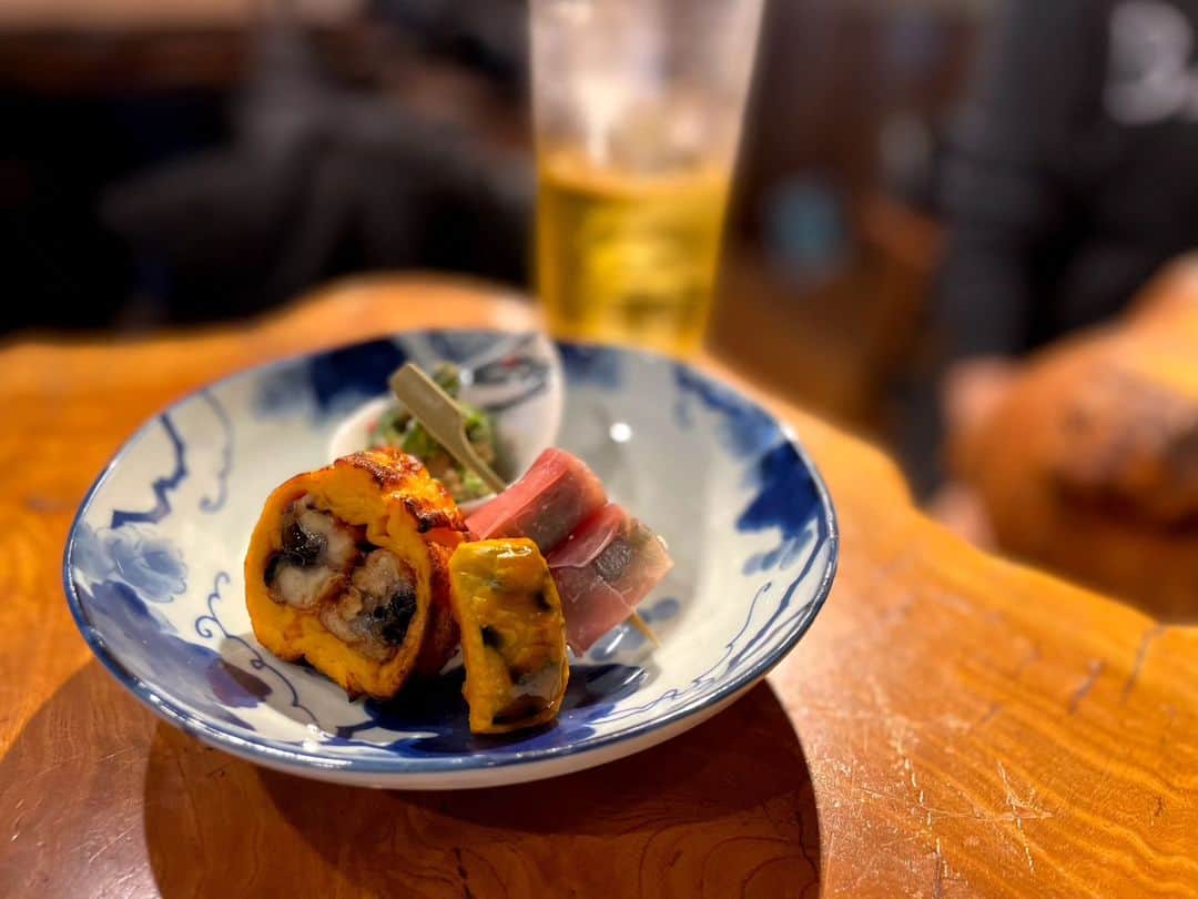 松浦麻里奈さんのインスタグラム写真 - (松浦麻里奈Instagram)「@torikushikappoukazu 日本酒のラインナップが凄かった！大森にある鶏串割烹和へ！  和の日本酒は蔵元と直接契約して仕入れてるみたい👍 純和風のモダンな空間に、 重厚感のある椋に囲まれた2階席へ😗⭐  季節の食材を使った料理と 拘りの鶏串を堪能出来るお任せコースを🎉  出汁から、焼き鳥、お刺し身〜 どれもお酒に合う！！  見た目も素材もこだわったお料理だったよ😆  朝モーニング、ランチもやってるみたいで気になる😁  #鶏串割烹和　#supported　#大森グルメ #大森居酒屋　#大森焼鳥　#大田区グルメ　#大森日本酒」5月15日 21時39分 - ay114.831m